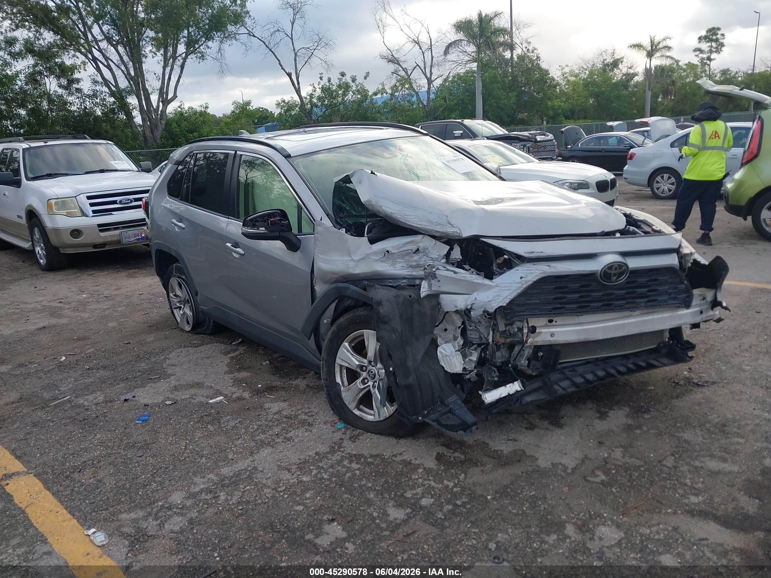 2019 Toyota RAV4 XLE, VIN JTMW1RFV3KD029051 — Front end