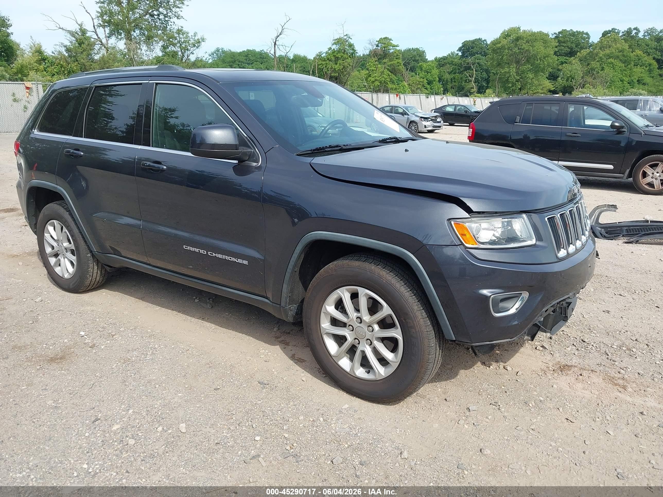2016 Jeep Grand Cherokee Laredo, VIN 1C4RJFAG5GC462520 — Front end