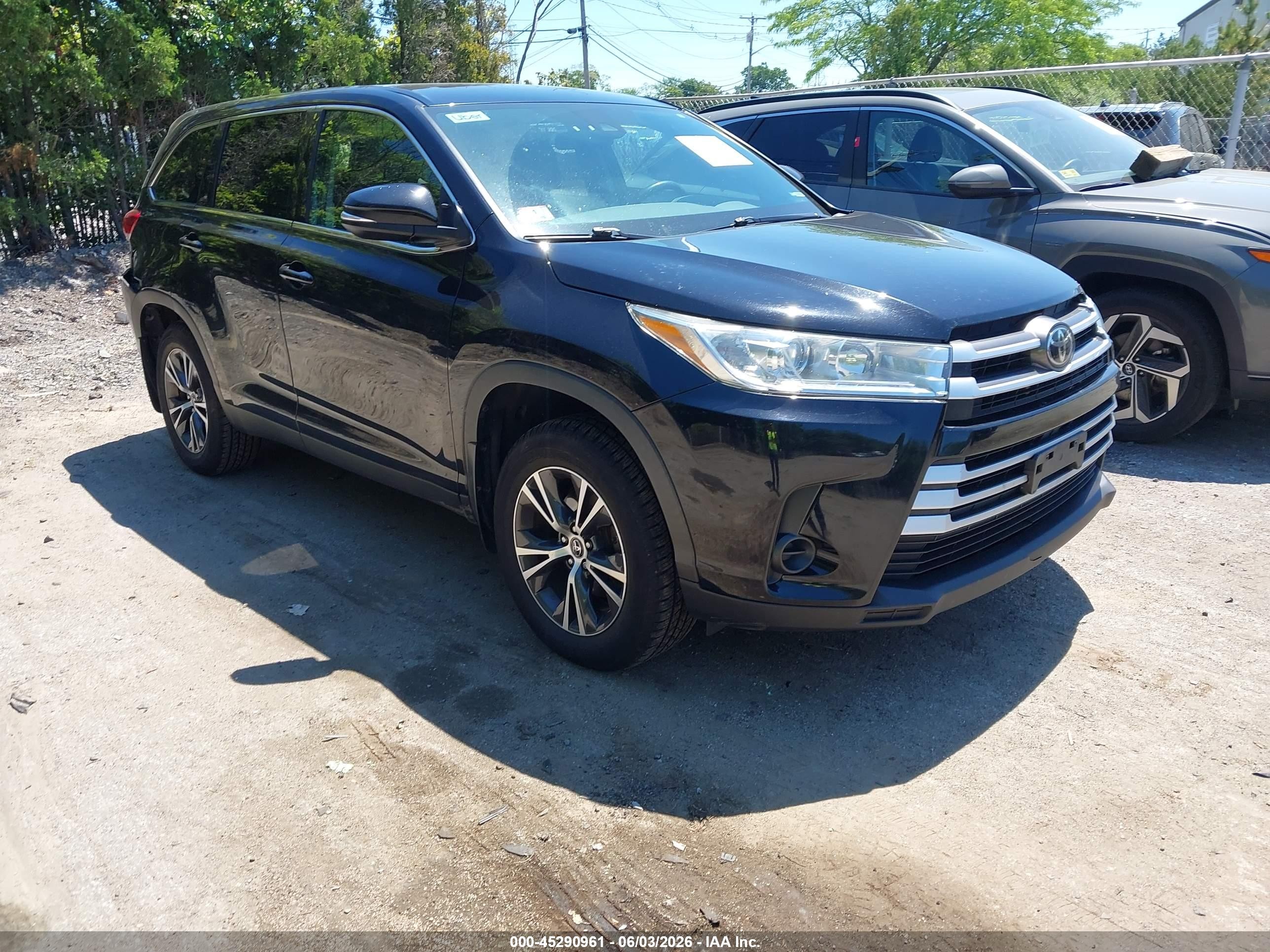 2019 Toyota Highlander LE Plus, VIN 5TDBZRFH7KS988166 — Rear end