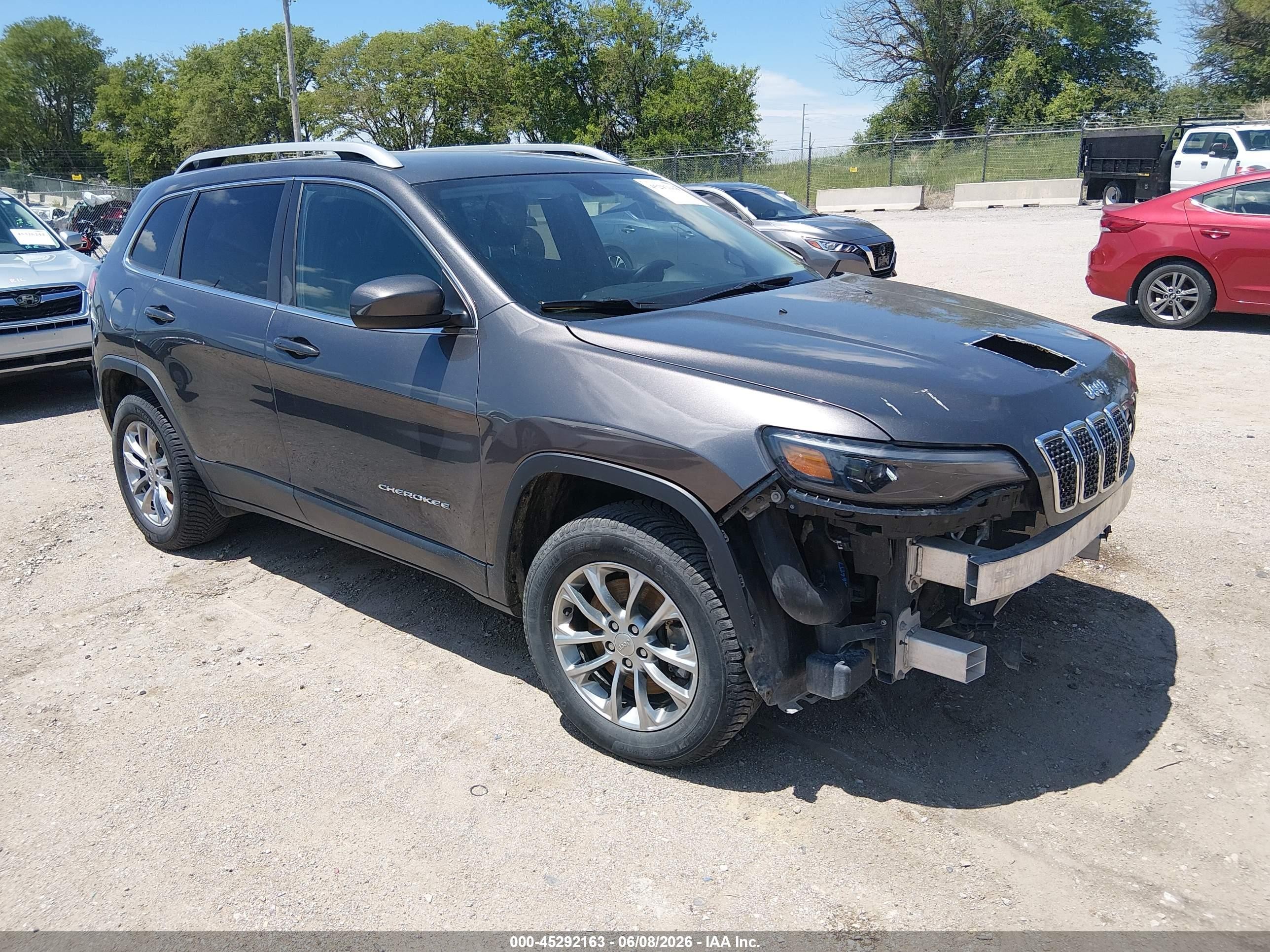 2019 Jeep Cherokee Latitude Plus, VIN 1C4PJMLX4KD211452 — Front end