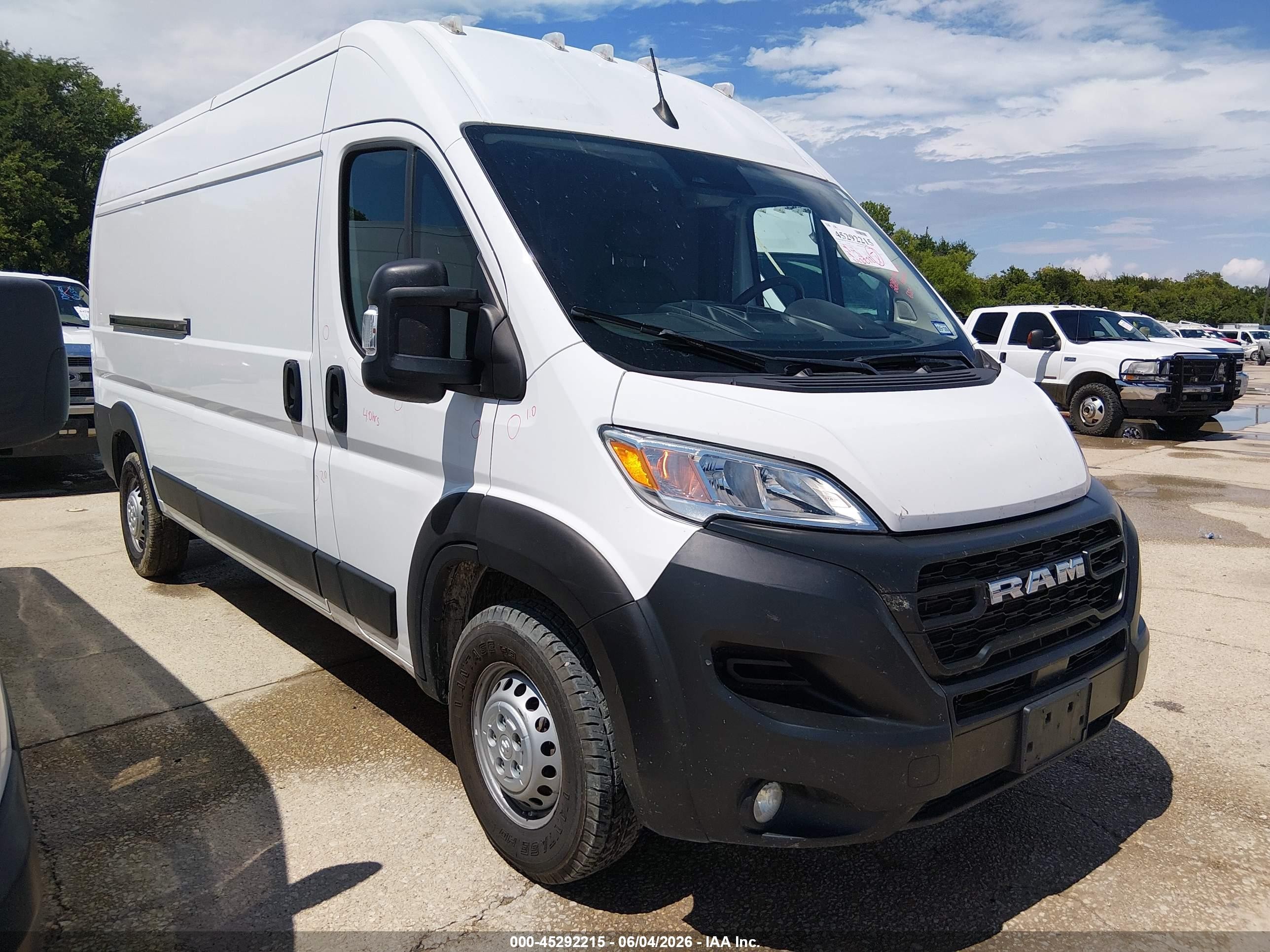 2024 Ram ProMaster Cargo Tradesman, VIN 3C6LRVDG2RE132289 — Бок
