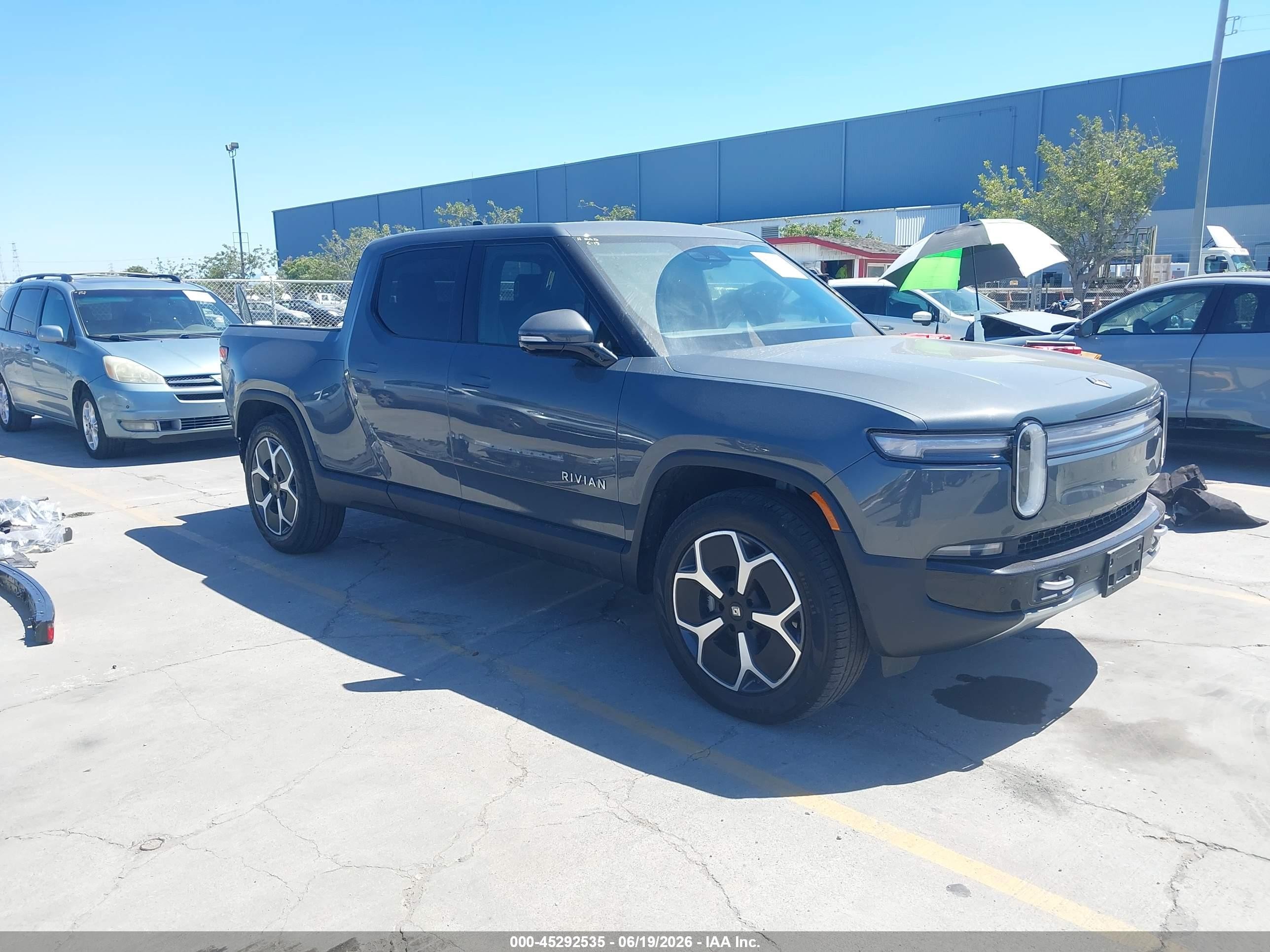 2025 Rivian R1T Adventure, VIN 7FCTGBAA0SN042275 — Rear end