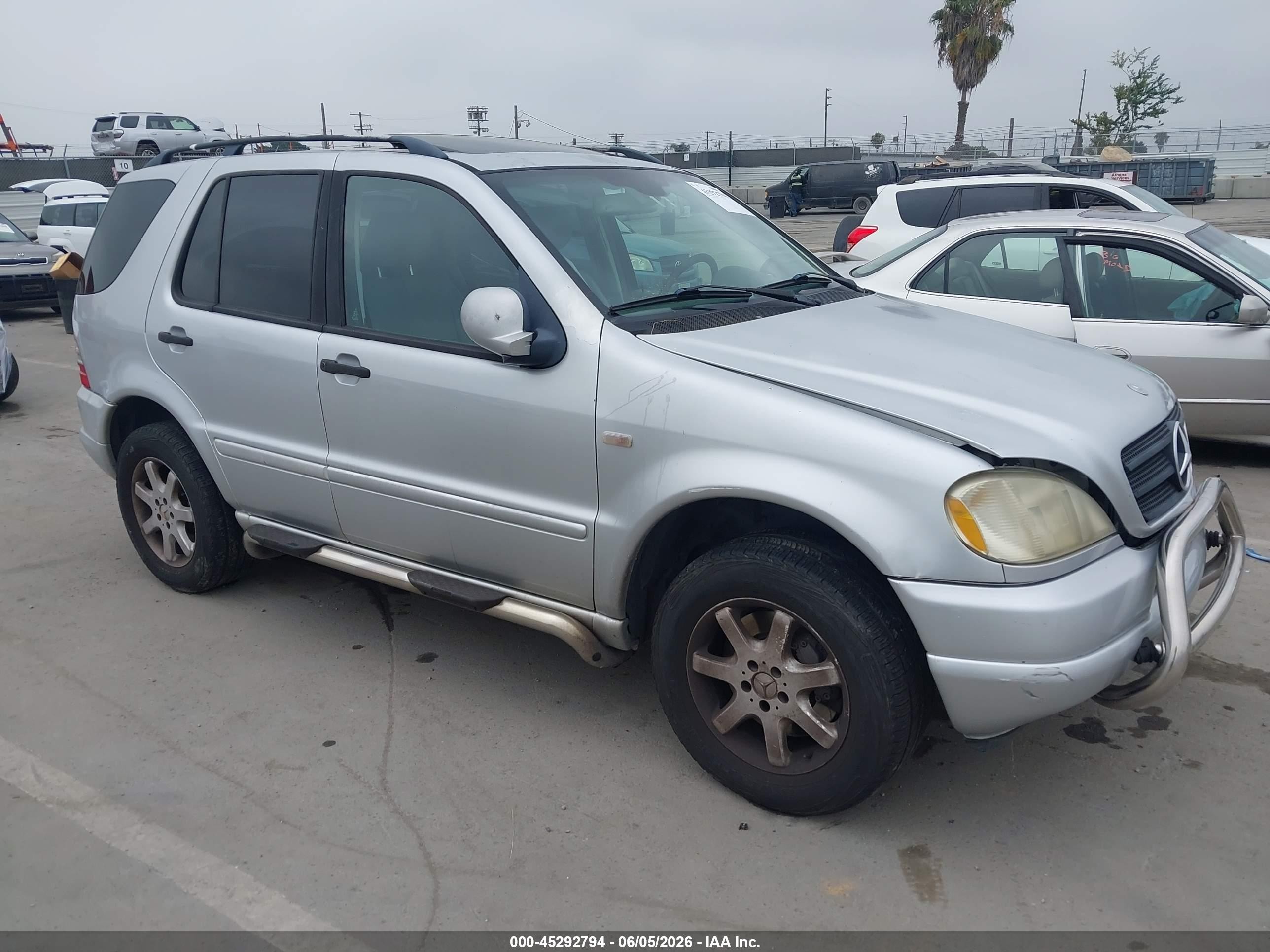 2001 Mercedes-Benz M 320/430/500, VIN 4JGAB72E81A235754 — Side