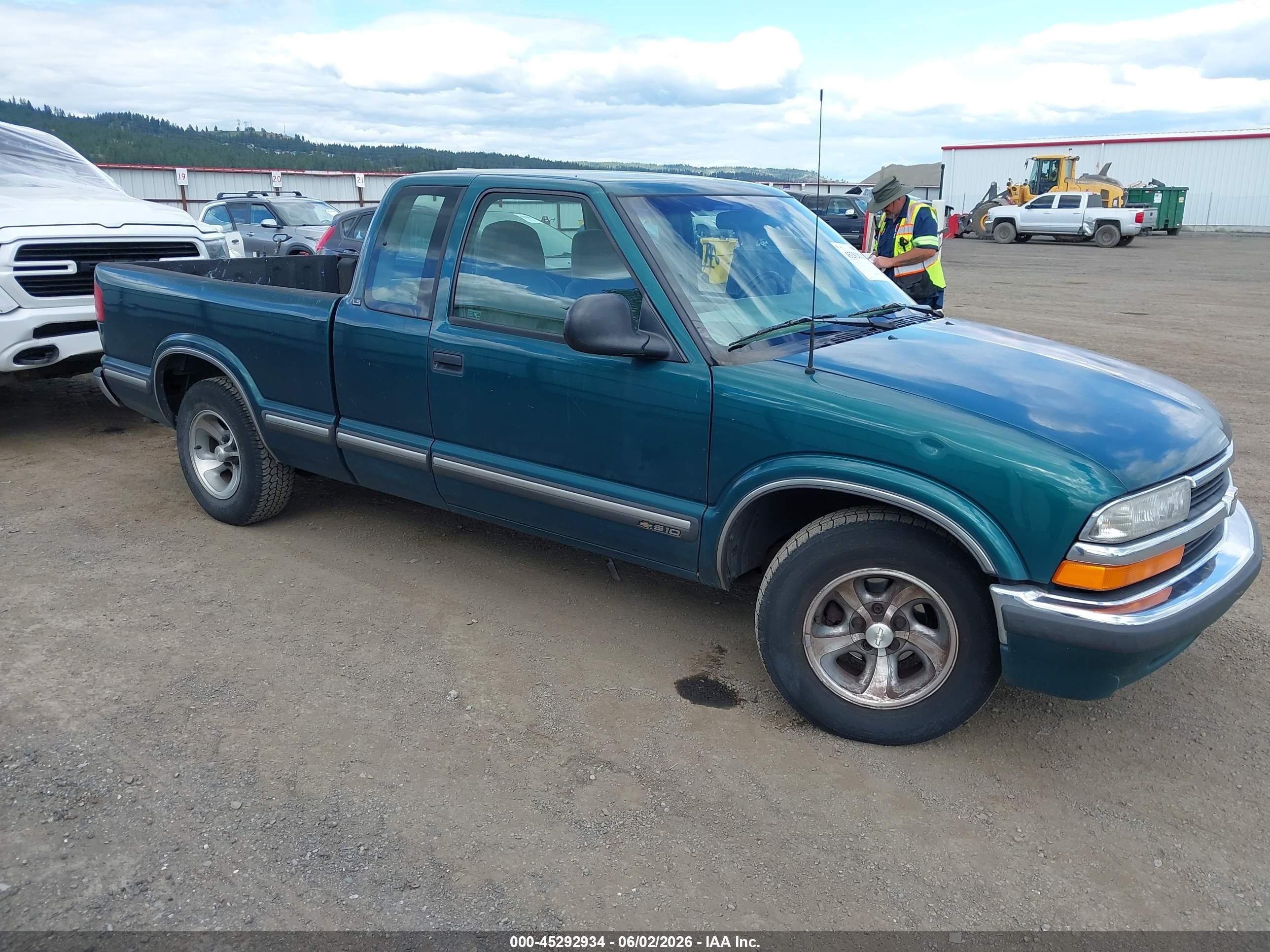 1998 Chevrolet S-10 LS, VIN 1GCCS19X9W8126171 — Side