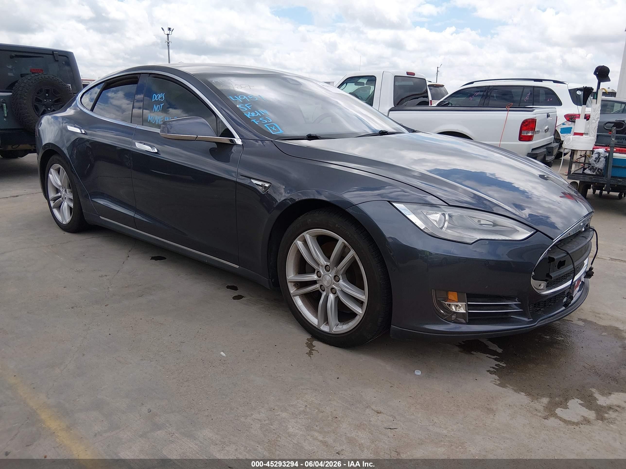 2014 Tesla Model S 60, VIN 5YJSA1H18EFP61599 — Днище