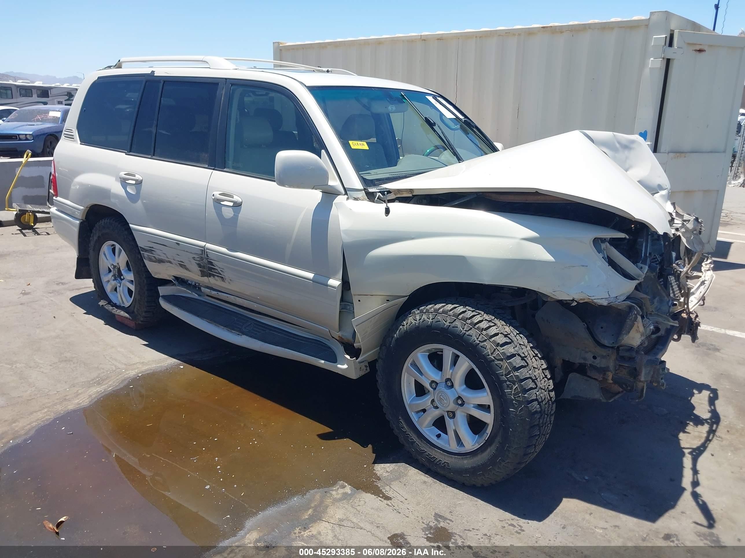 2004 Lexus LX 470, VIN JTJHT00W443540743 — Front end