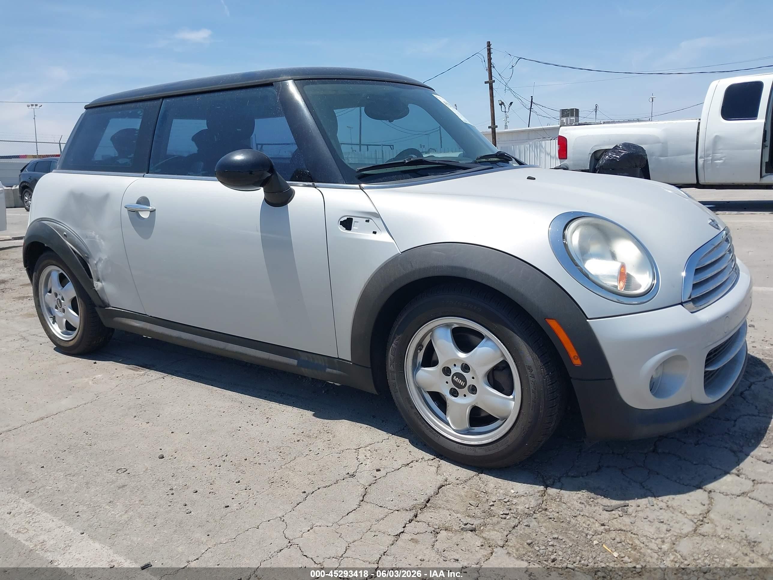 2011 MINI Hardtop, VIN WMWSU3C57BT098190 — Side