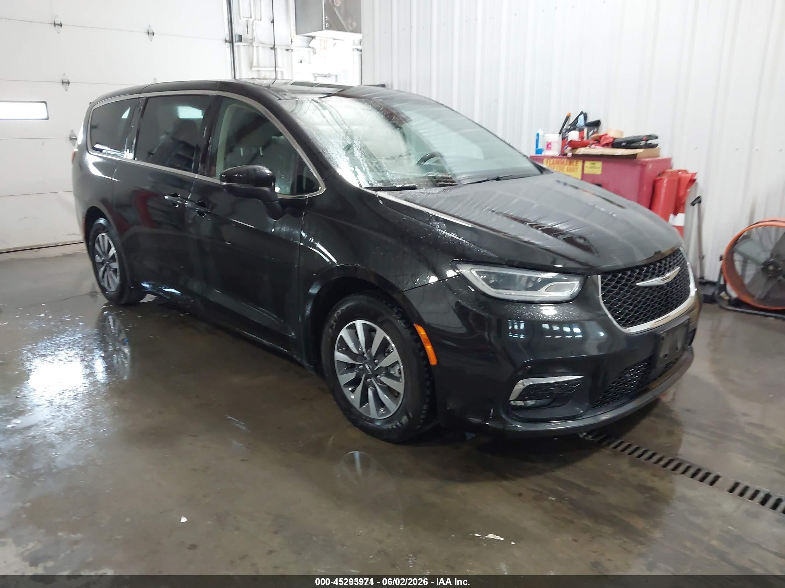 2023 Chrysler Pacifica Hybrid Touring L, VIN 2C4RC1L70PR572747 — Бок
