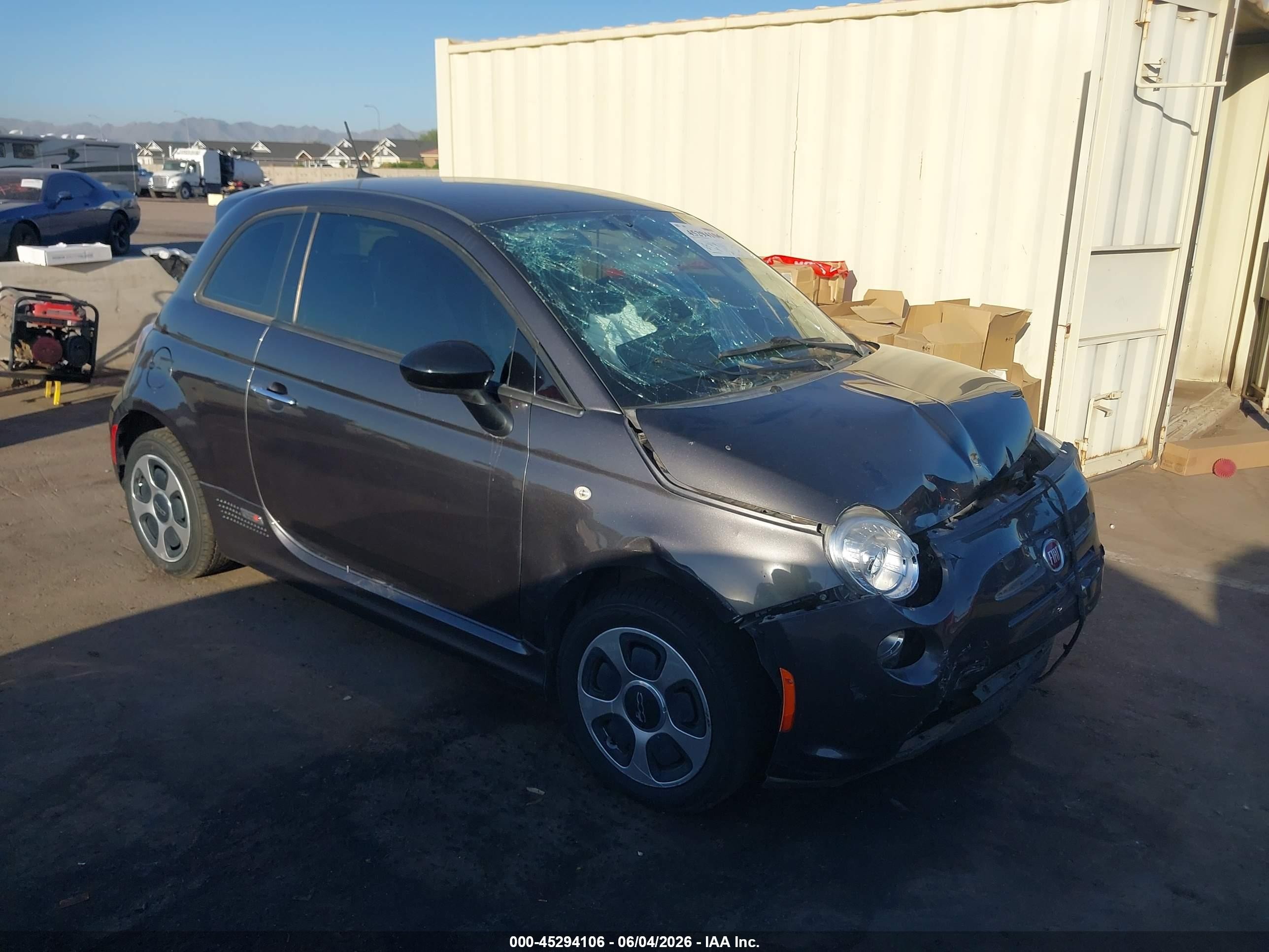 2017 FIAT 500e, VIN 3C3CFFGEXHT699253 — Front end