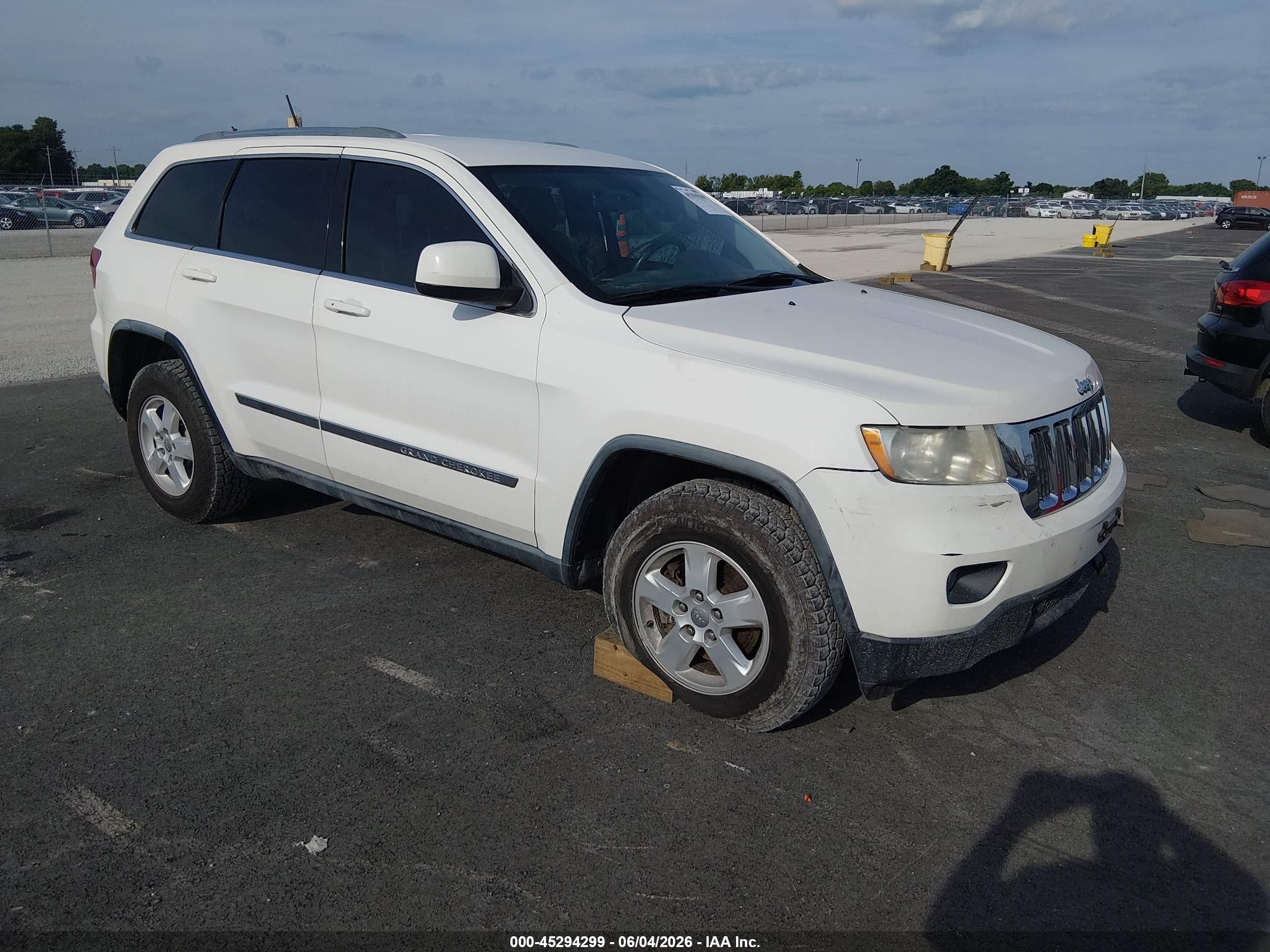 2012 Jeep Grand Cherokee Laredo, VIN 1C4RJFAG1CC148986 — Front end