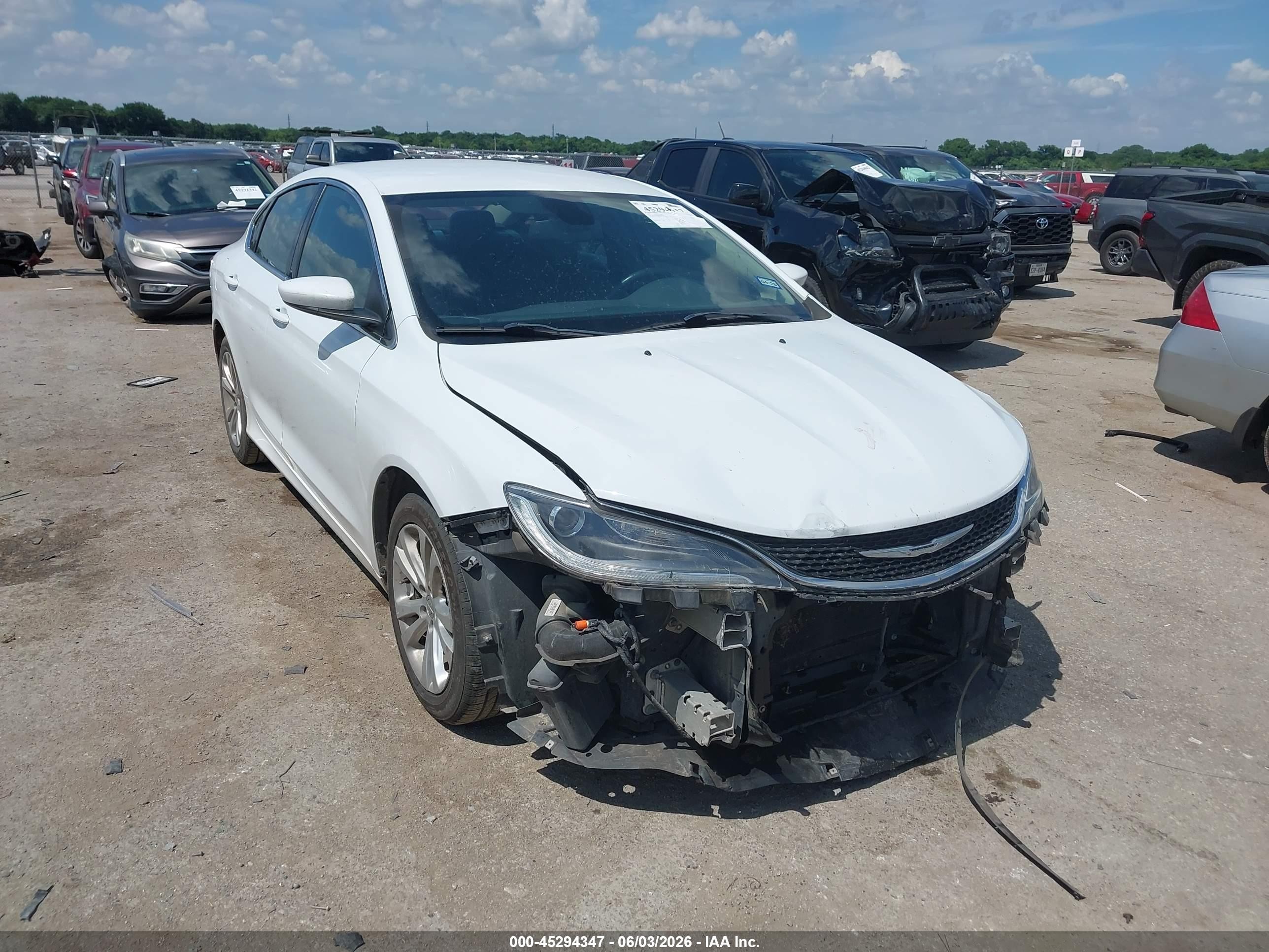 2015 Chrysler 200 Limited, VIN 1C3CCCAB7FN719266 — Front end