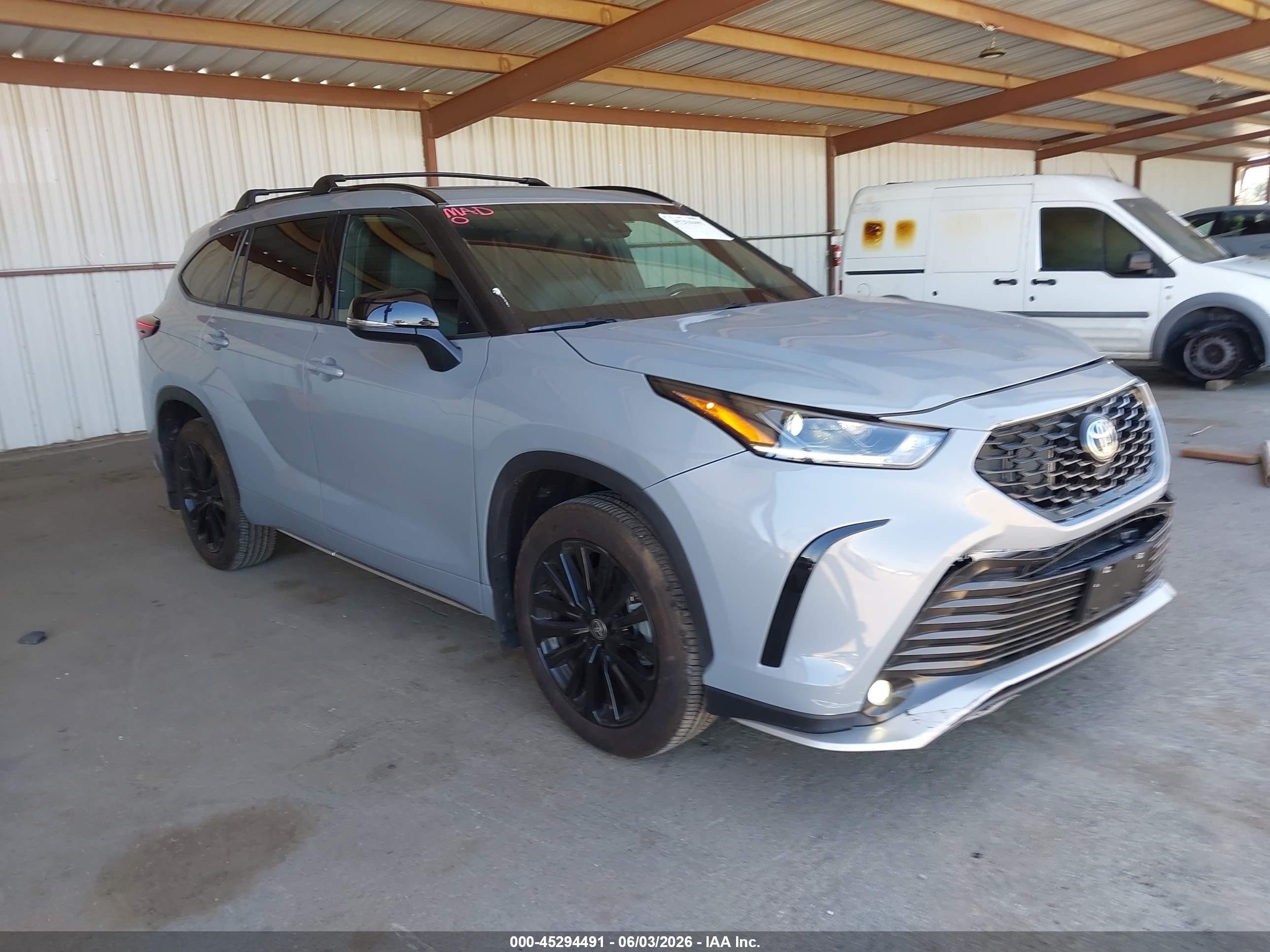 2025 Toyota Highlander Platinum, VIN 5TDKDRBH3SS590778 — Front end