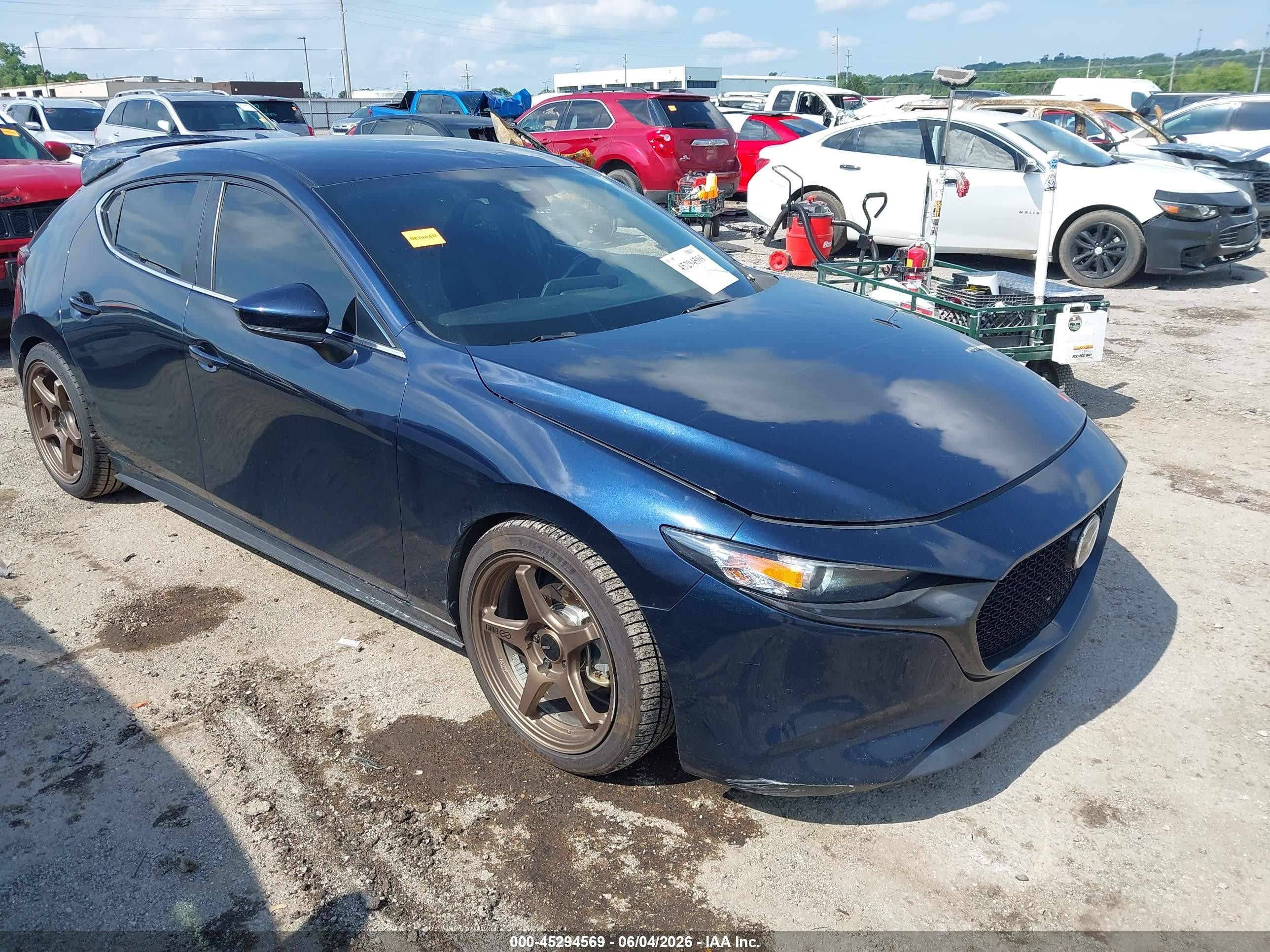 2019 Mazda 3 Preferred, VIN JM1BPAMM1K1143608 — Град