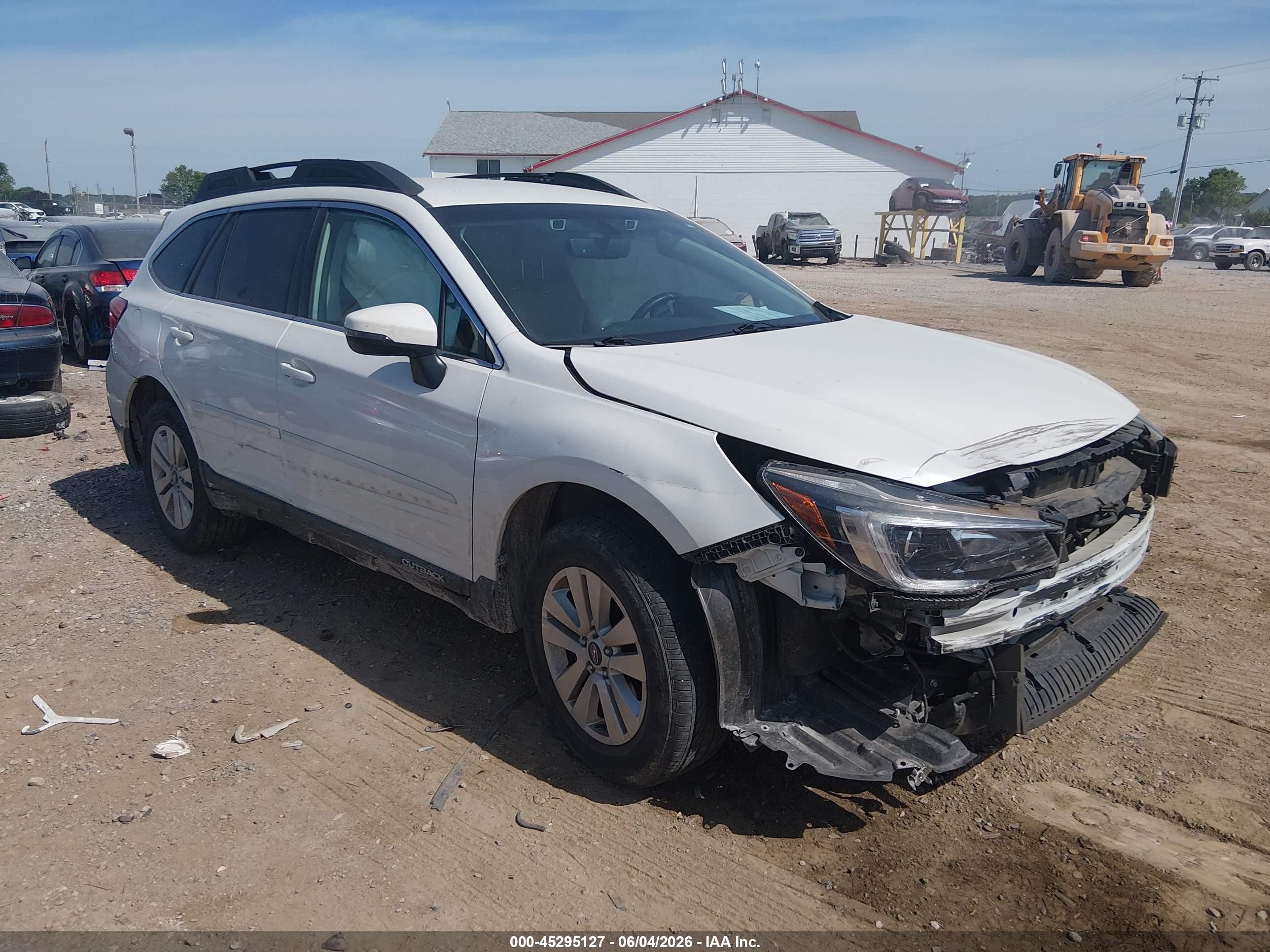 2019 Subaru Outback Premium, VIN 4S4BSAFCXK3375370 — Front end