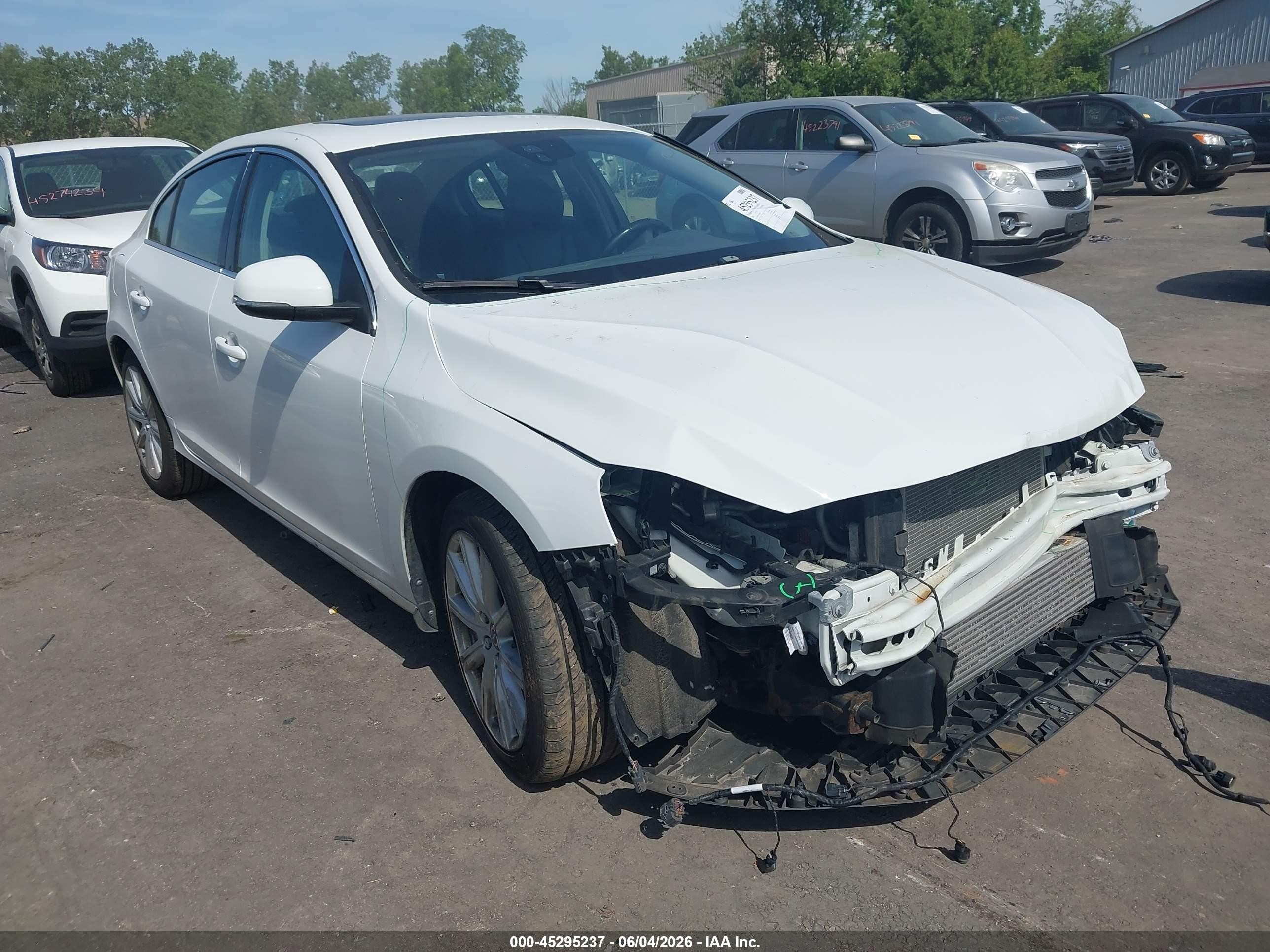 2016 Volvo S60 T5 Drive-E Premier, VIN LYV402FK7GB099984 — Front end