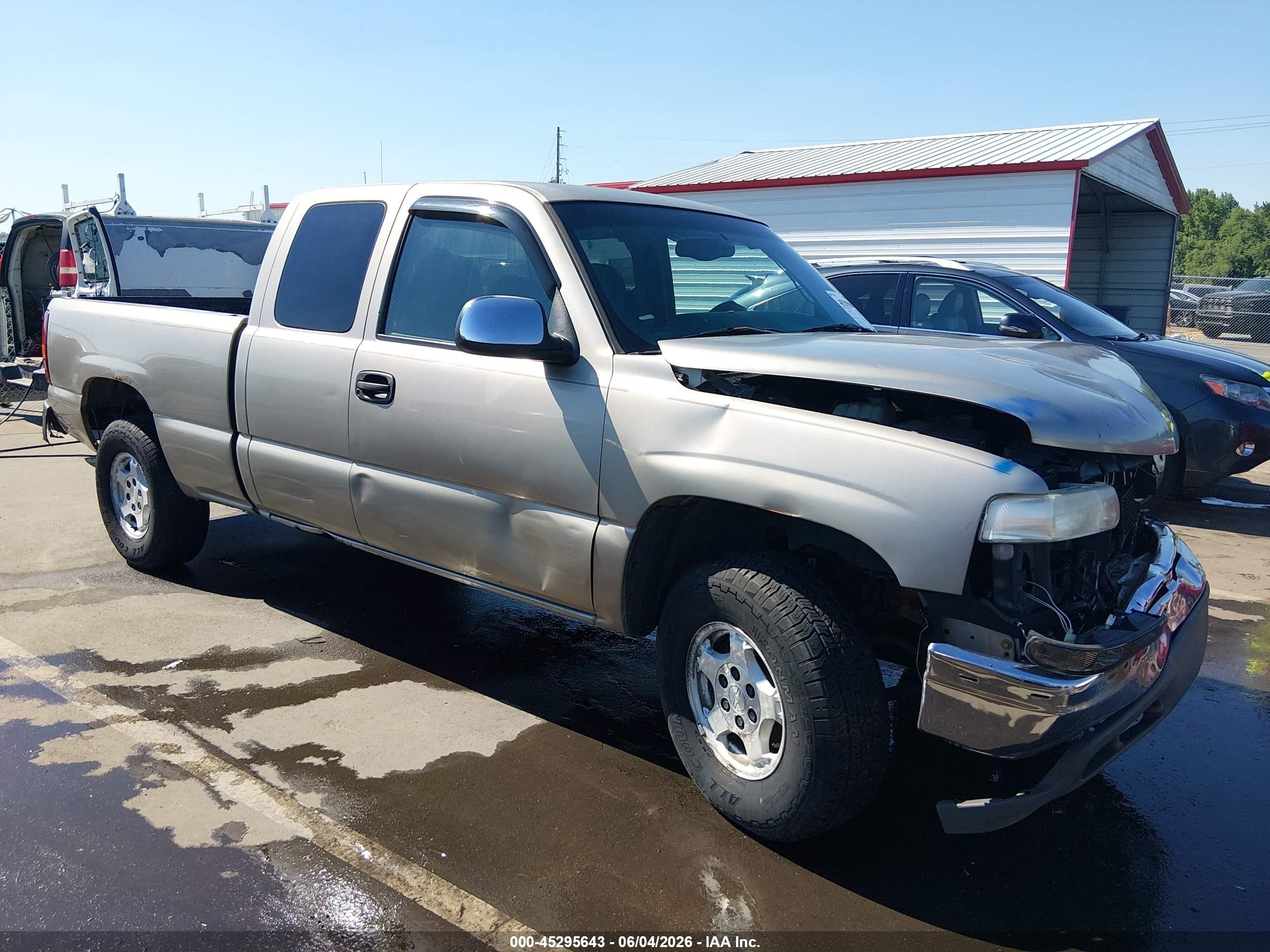 2002 Chevrolet Silverado 1500 LS, VIN 2GCEK19T721231147 — Front end