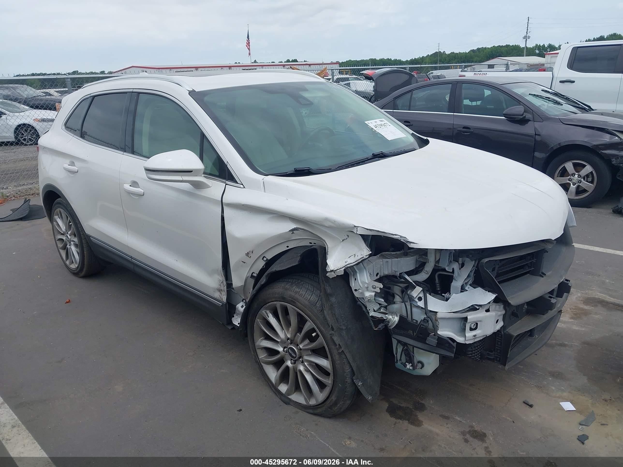 2015 Lincoln MKC, VIN 5LMCJ1A91FUJ05279 — Front end