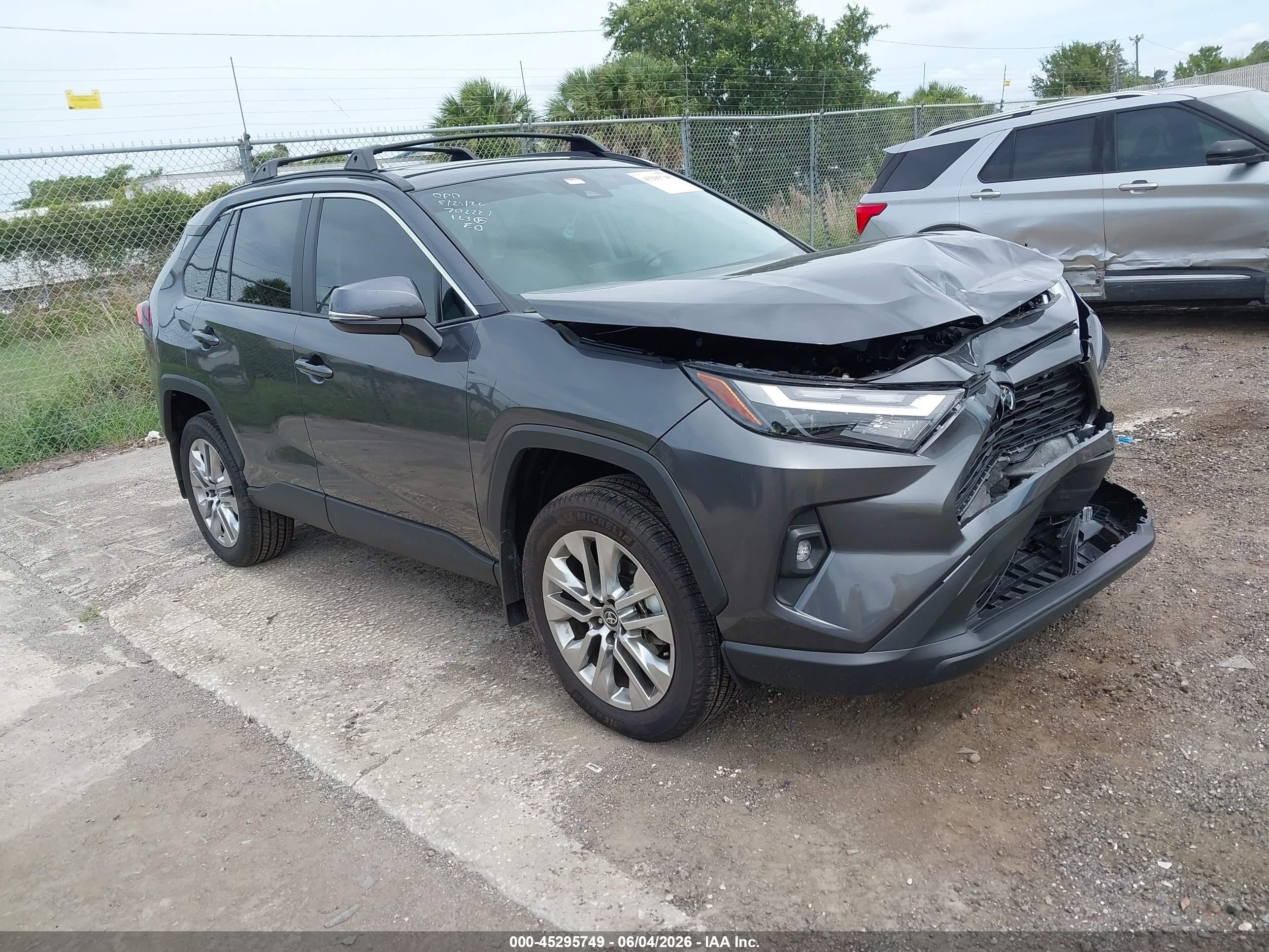 2025 Toyota RAV4 XLE Premium, VIN 2T3C1RFV5SC364822 — Перед