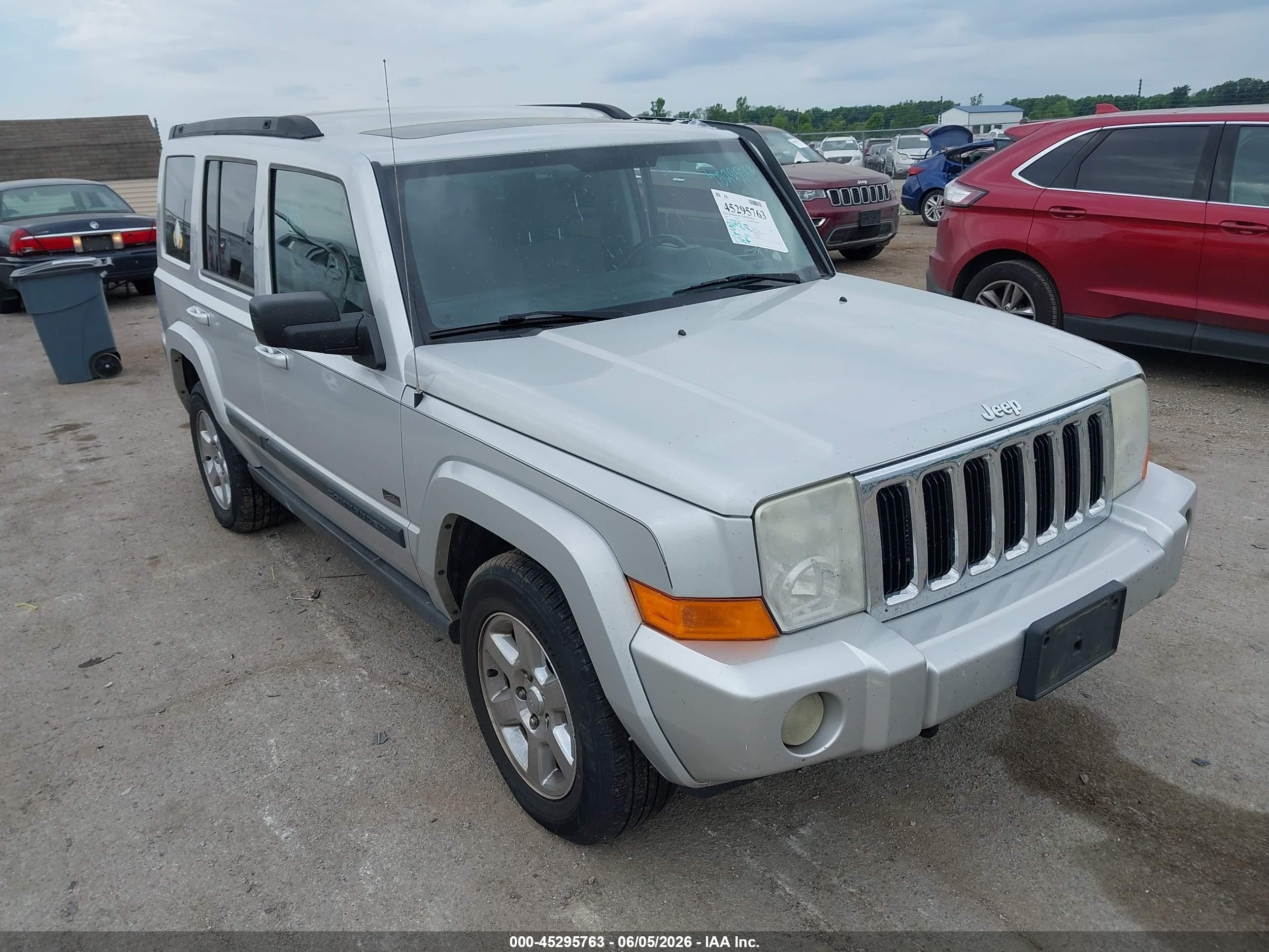 2007 Jeep Commander Sport, VIN 1J8HG48K07C668944 — Side