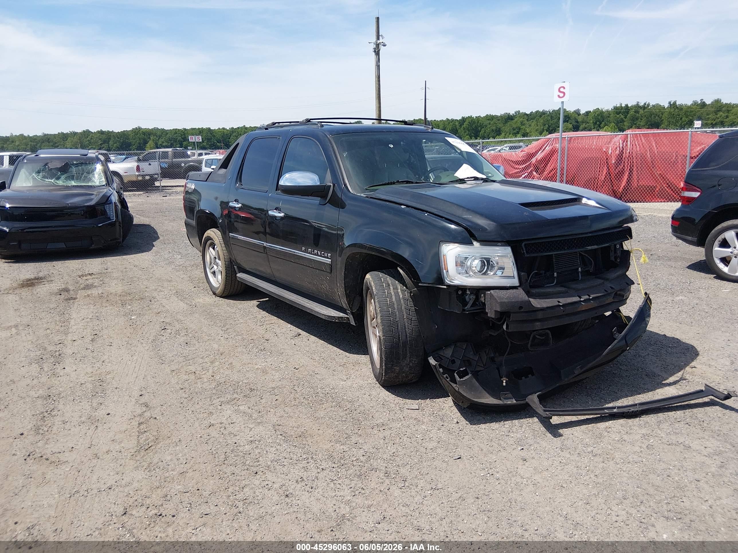 2010 Chevrolet Avalanche LTZ, VIN 3GNVKGE08AG118335 — Перед