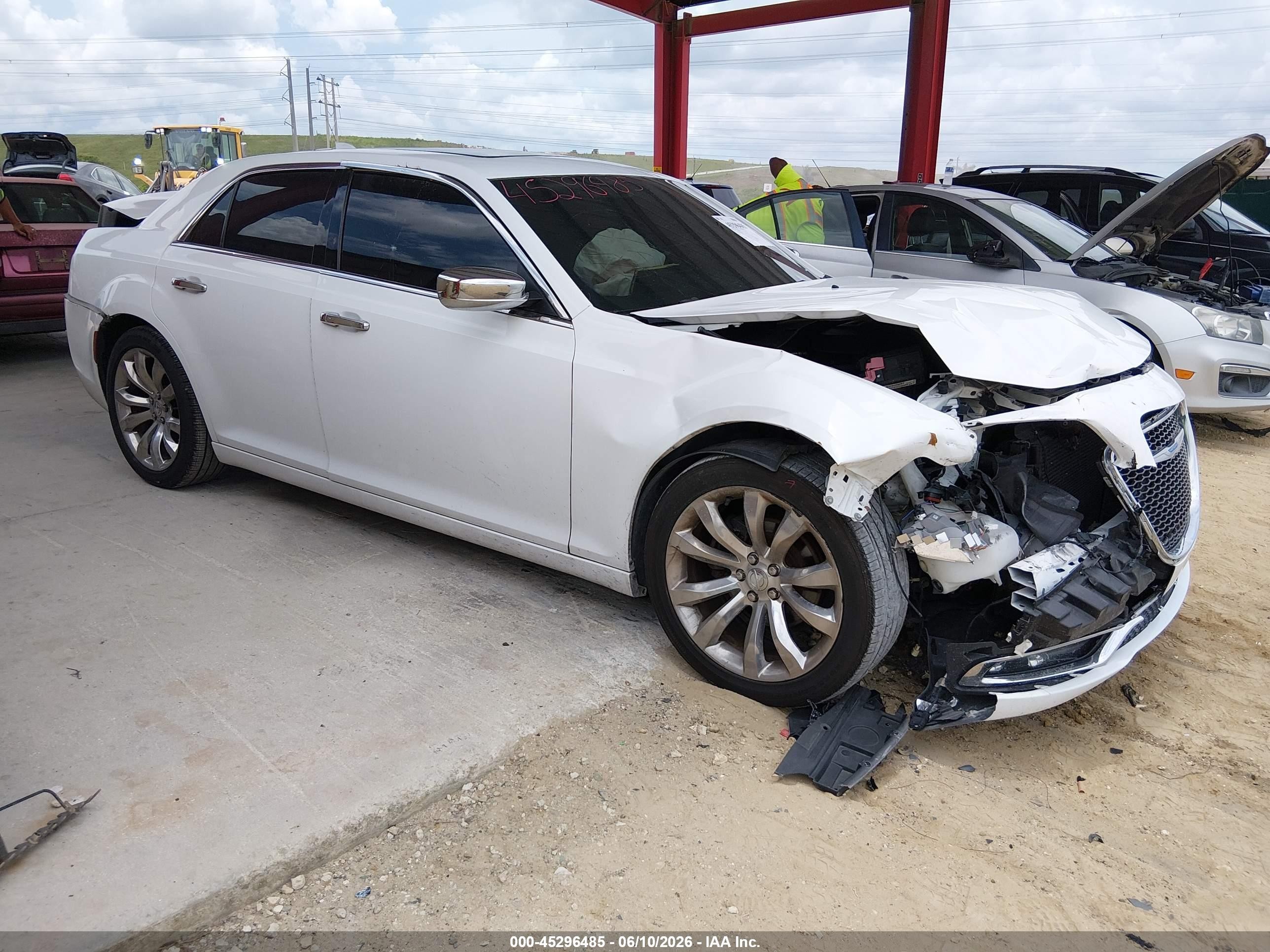 2020 Chrysler 300 Limited, VIN 2C3CCAEG4LH127922 — Front end