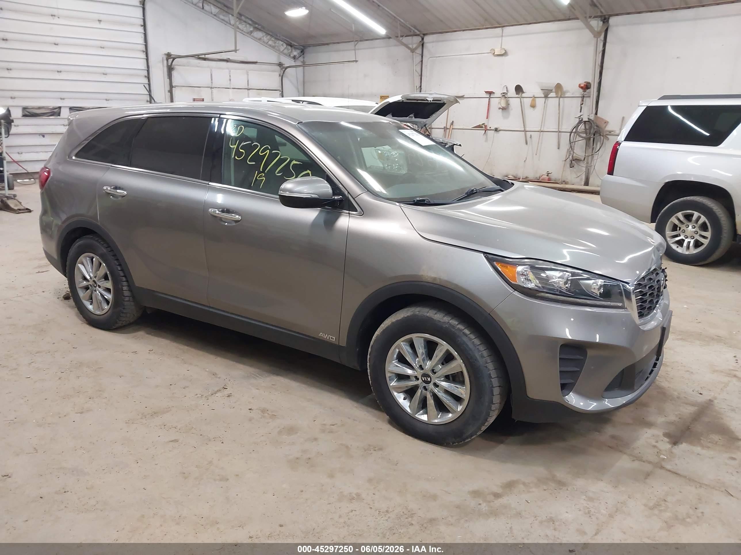 2019 Kia Sorento LX, VIN 5XYPGDA57KG482345 — Front end