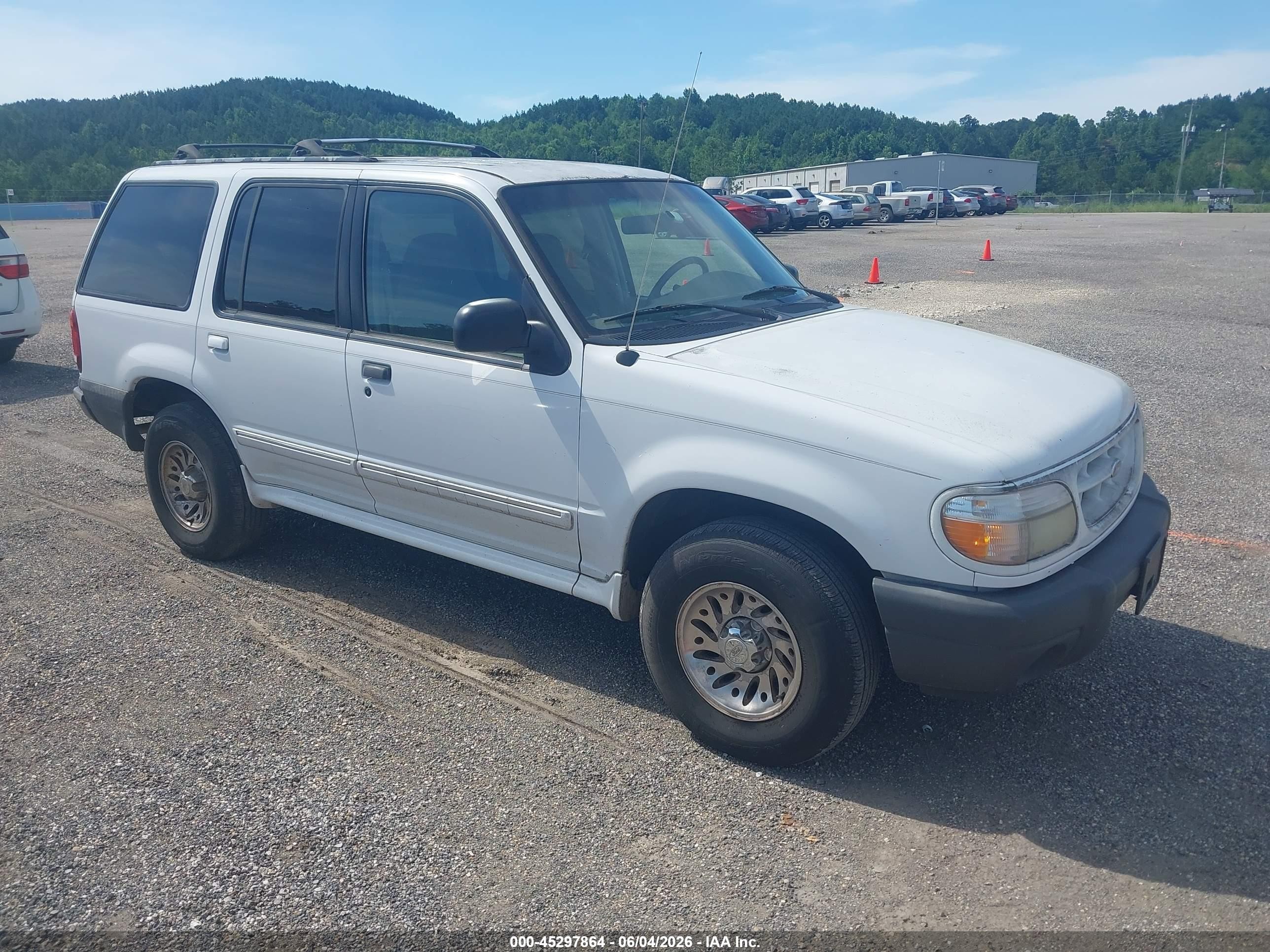 2000 Ford Explorer XLS, VIN 1FMZU62X1YZB53806 — Normal wear
