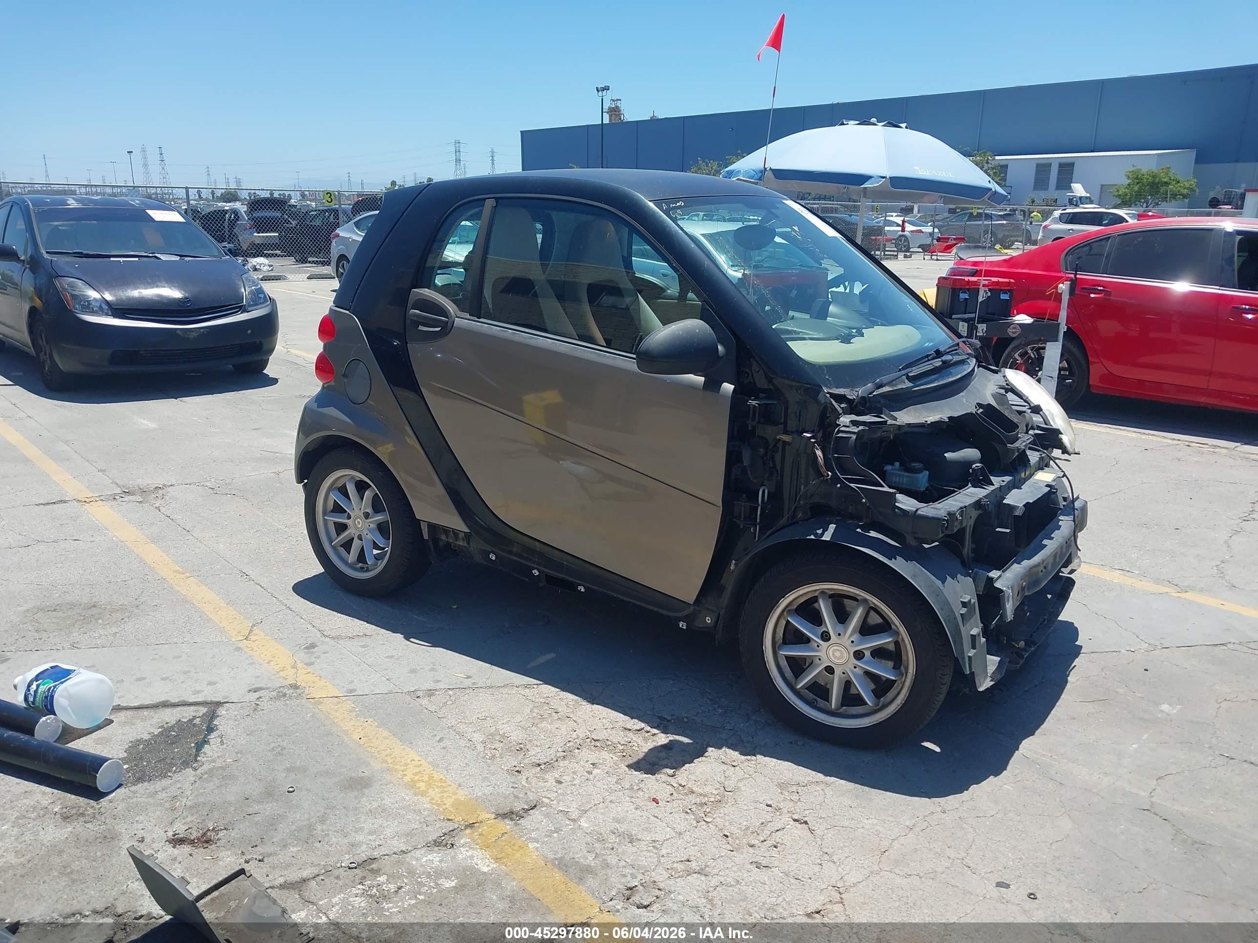 2009 Smart fortwo Pure, VIN WMEEJ31X89K244420 — Front end
