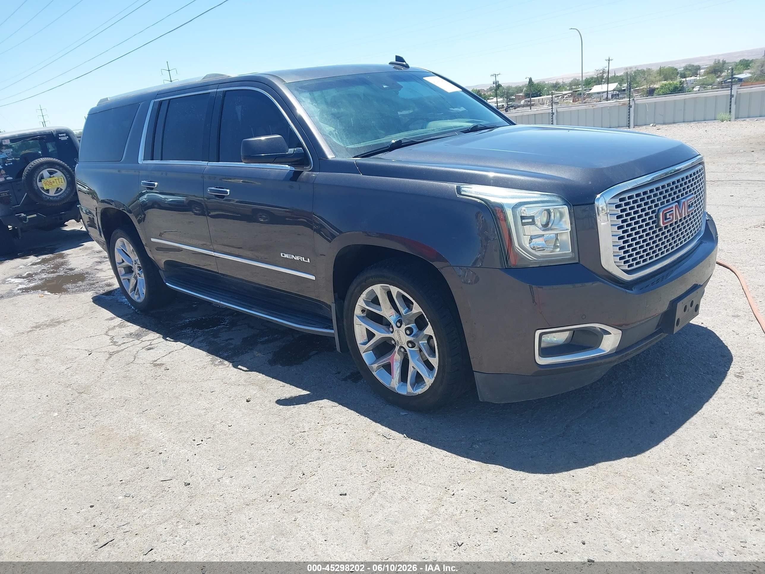 2016 GMC Yukon XL Denali, VIN 1GKS2HKJ3GR464739 — Front end
