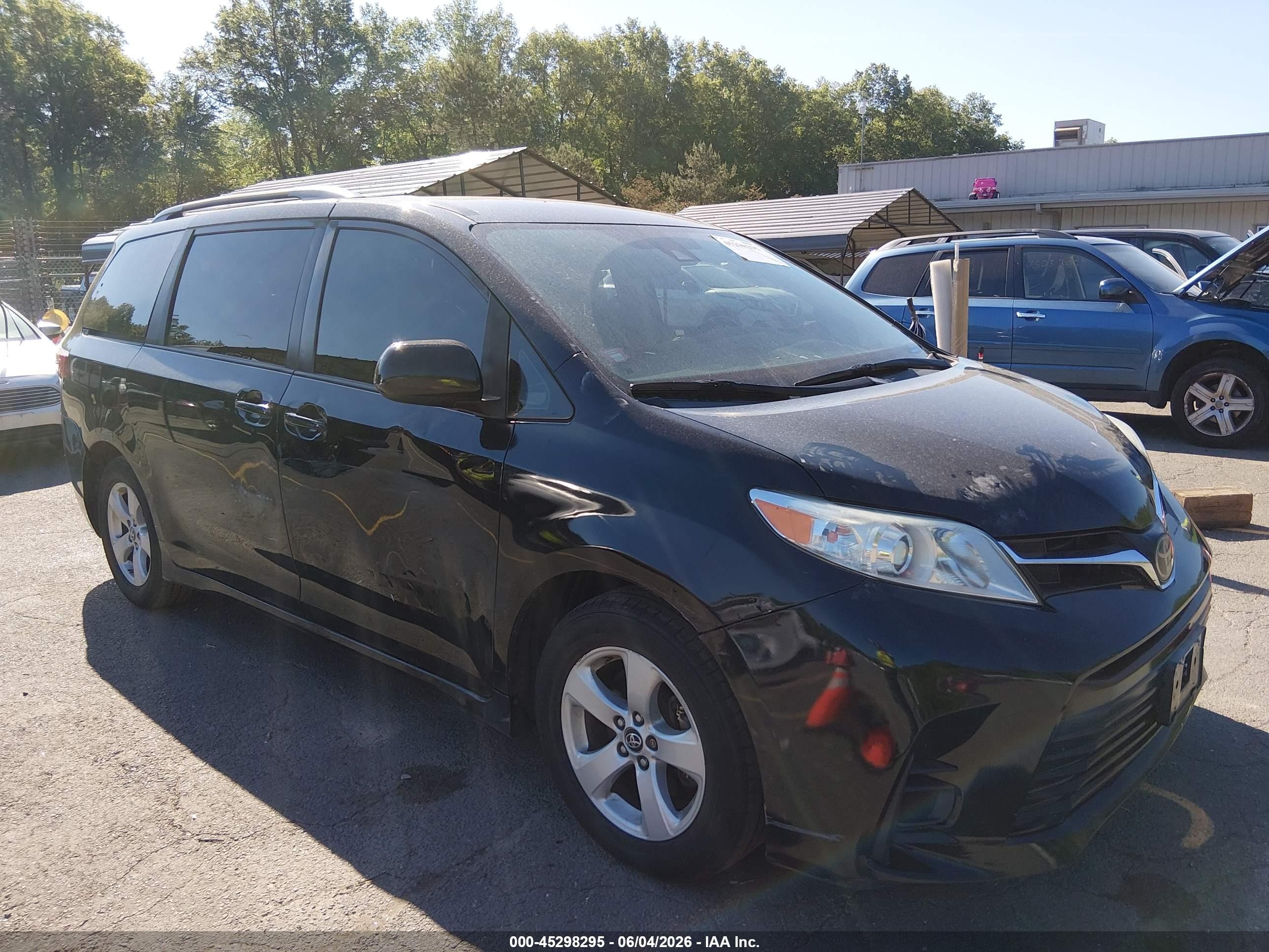 2018 Toyota Sienna LE, VIN 5TDKZ3DC9JS957469 — Side