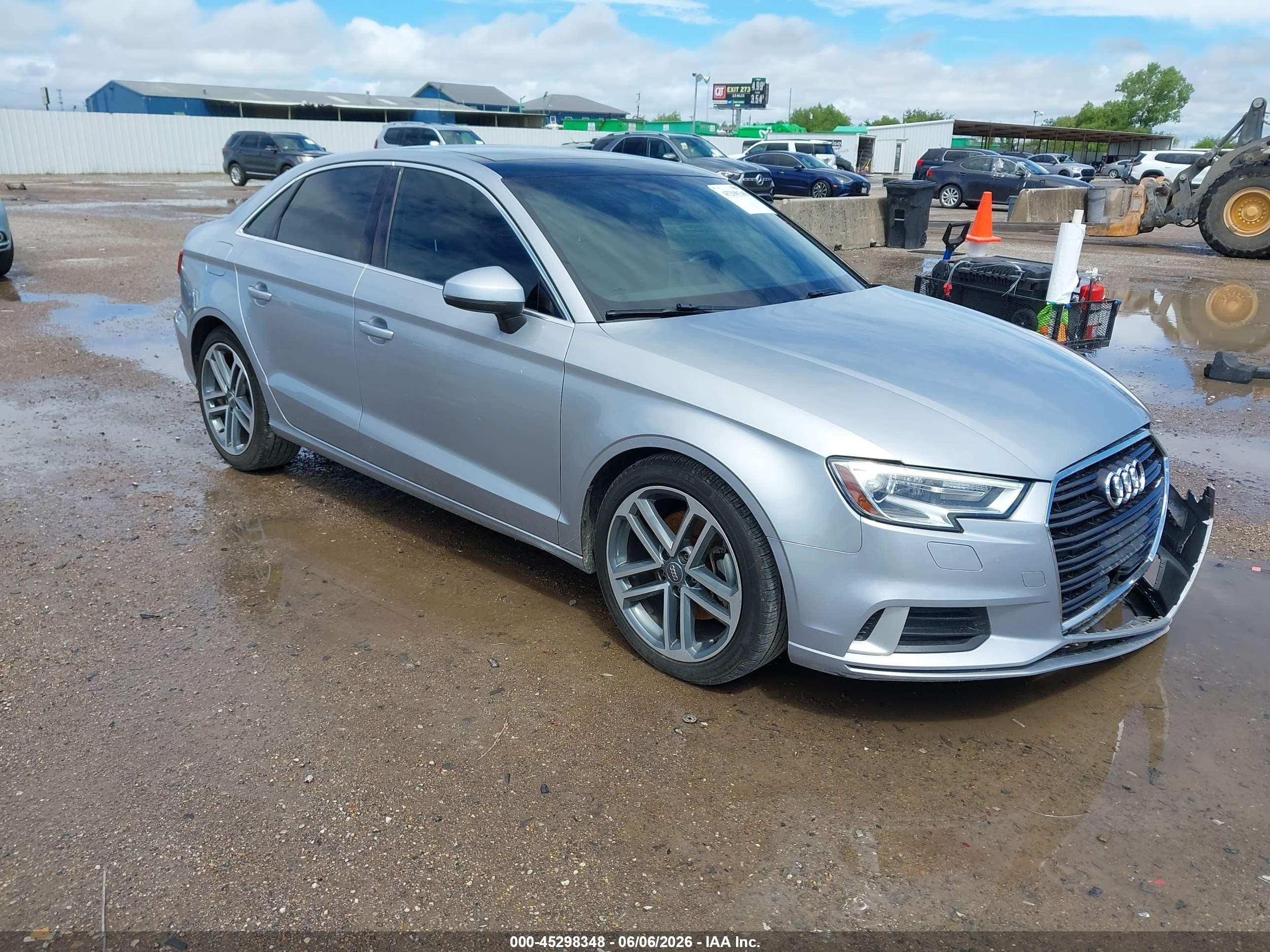 2019 Audi A3 Premium, VIN WAUAUGFF9K1011148 — Перед