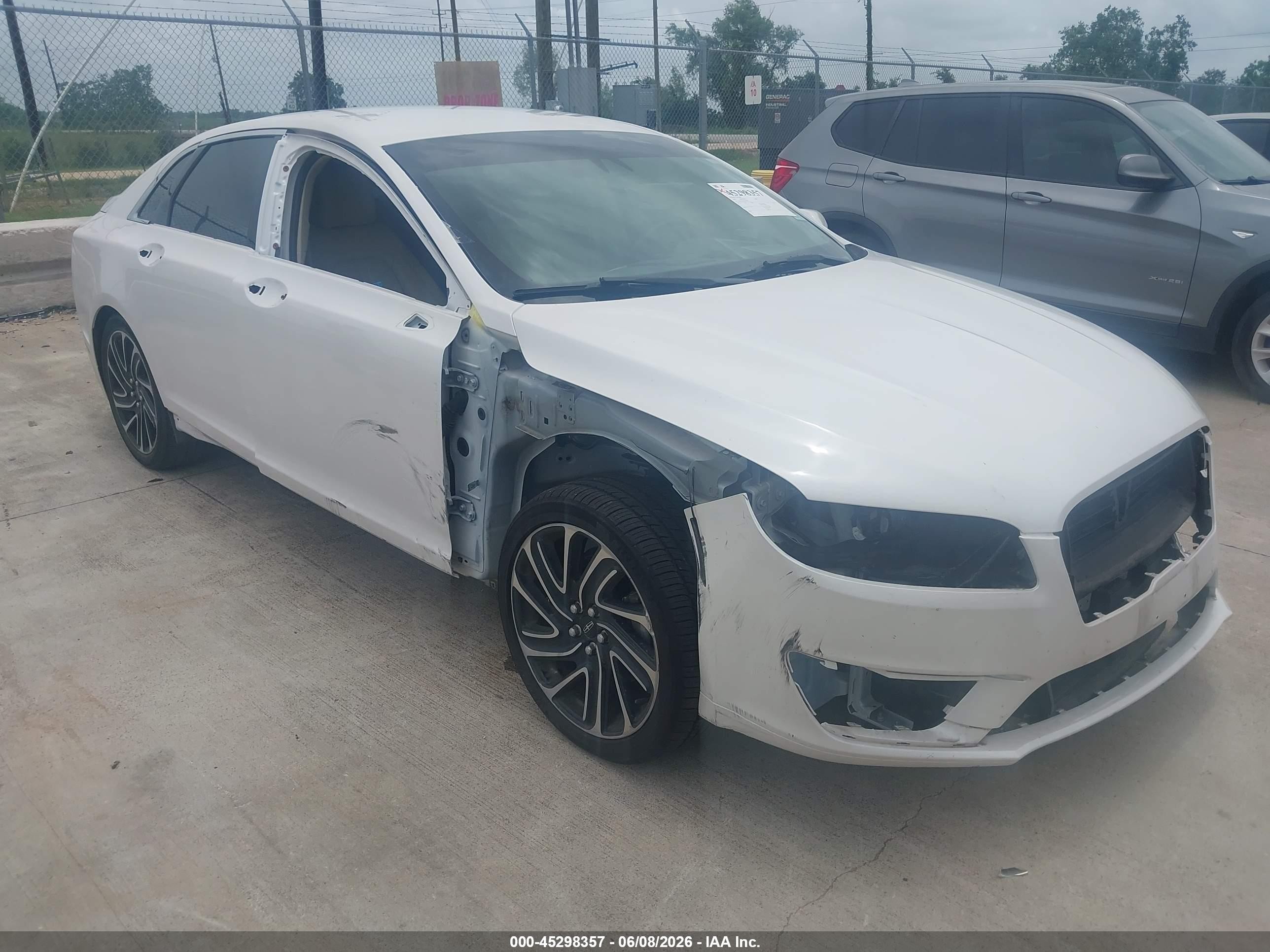 2020 Lincoln MKZ Standard, VIN 3LN6L5A97LR614958 — Front end