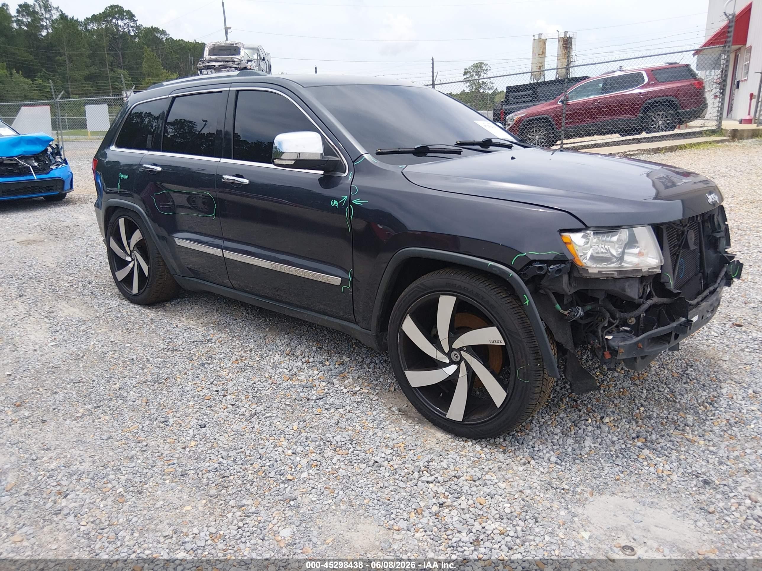 2013 Jeep Grand Cherokee Overland, VIN 1C4RJFCT3DC525149 — Front end