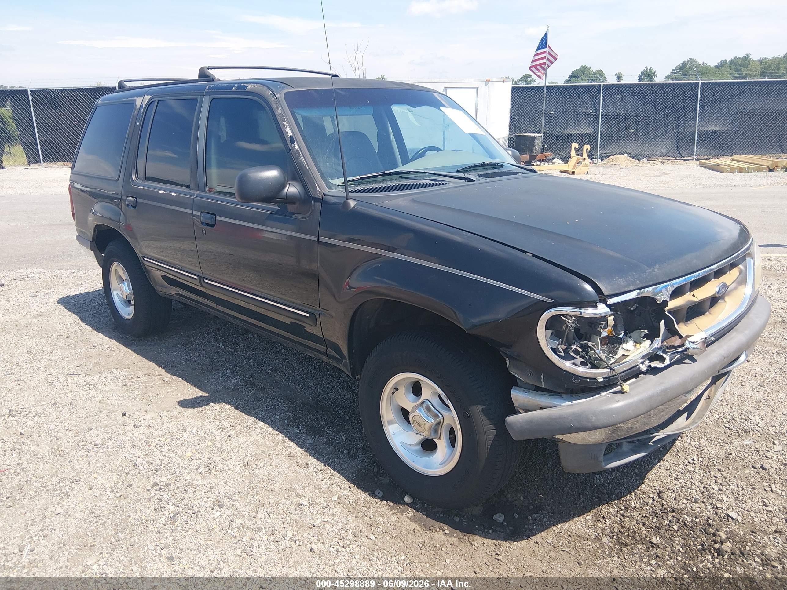 1998 Ford Explorer XL, VIN 1FMZU34E8WZB59982 — Перед