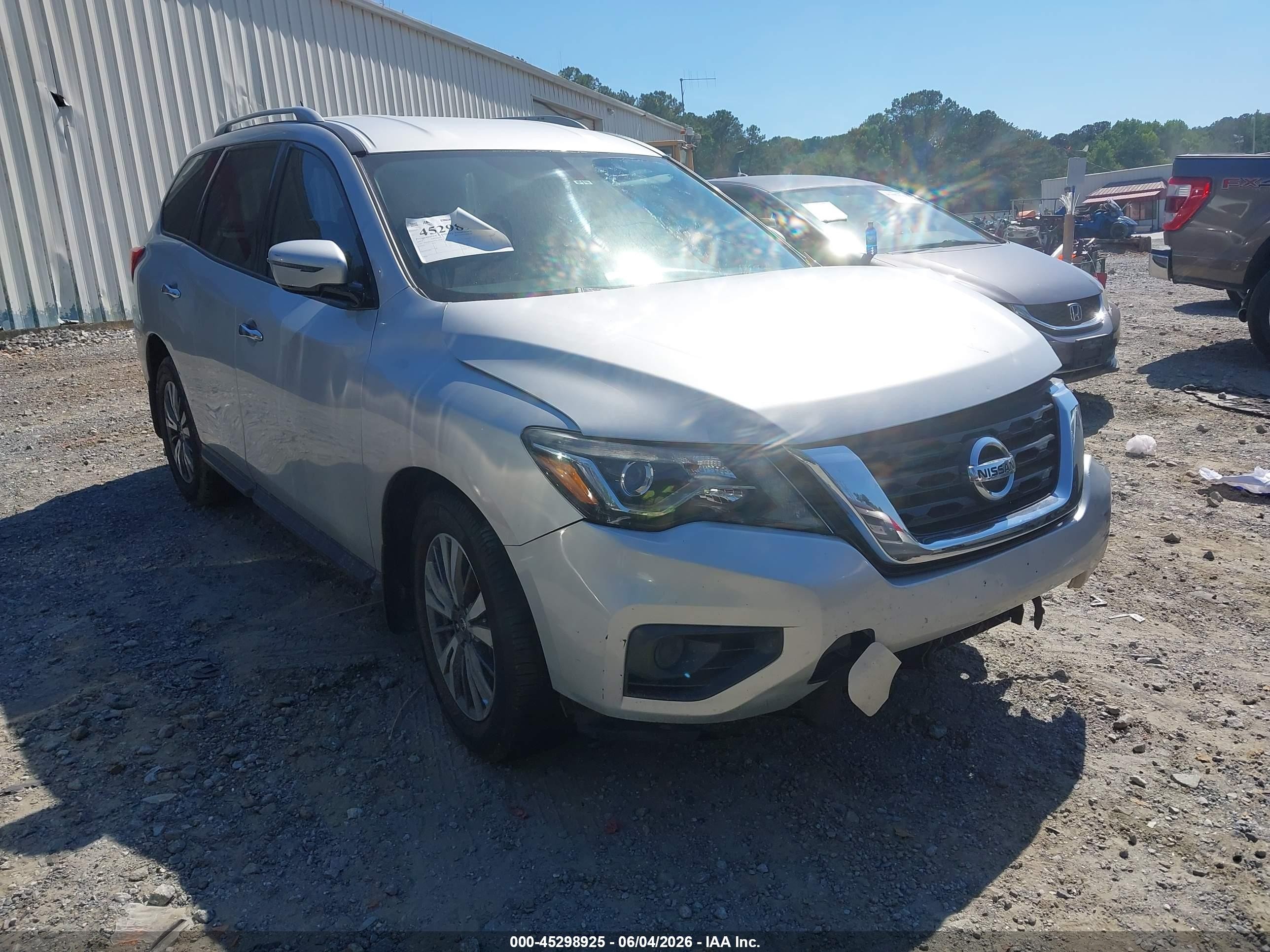 2017 Nissan Pathfinder Platinum, VIN 5N1DR2MN8HC602871 — Перед