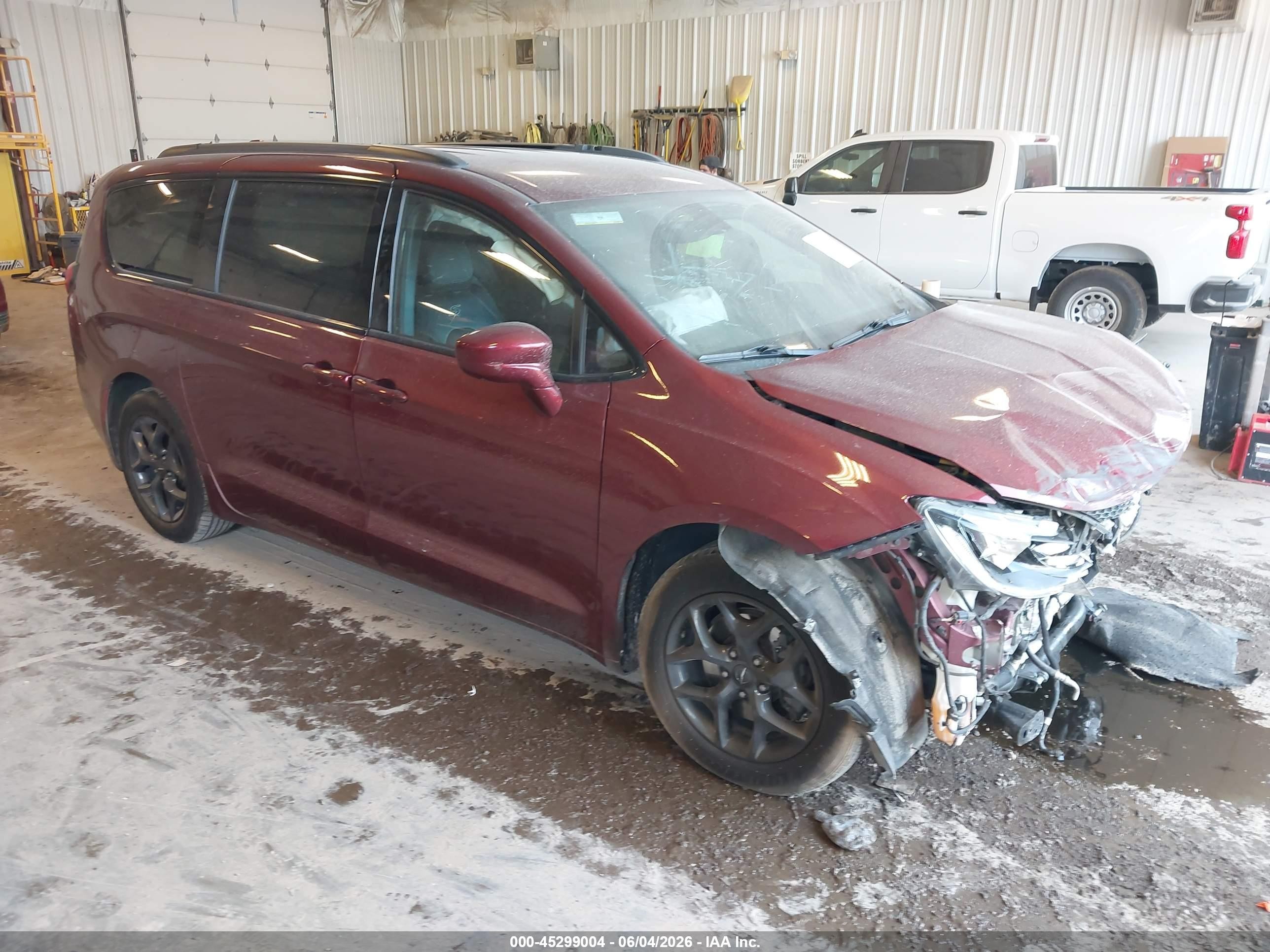 2018 Chrysler Pacifica Touring L, VIN 2C4RC1BG2JR194598 — Перед