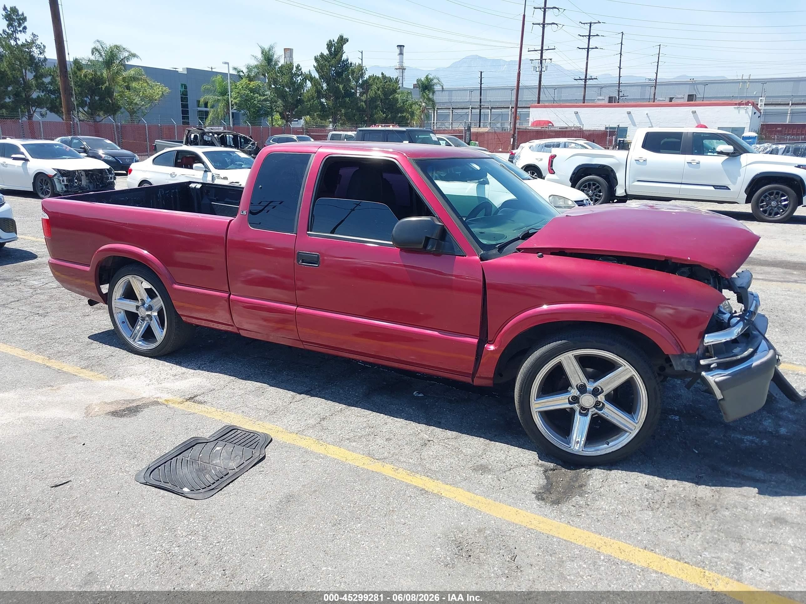 2003 Chevrolet S-10 LS, VIN 1GCCS19X238251864 — Front end