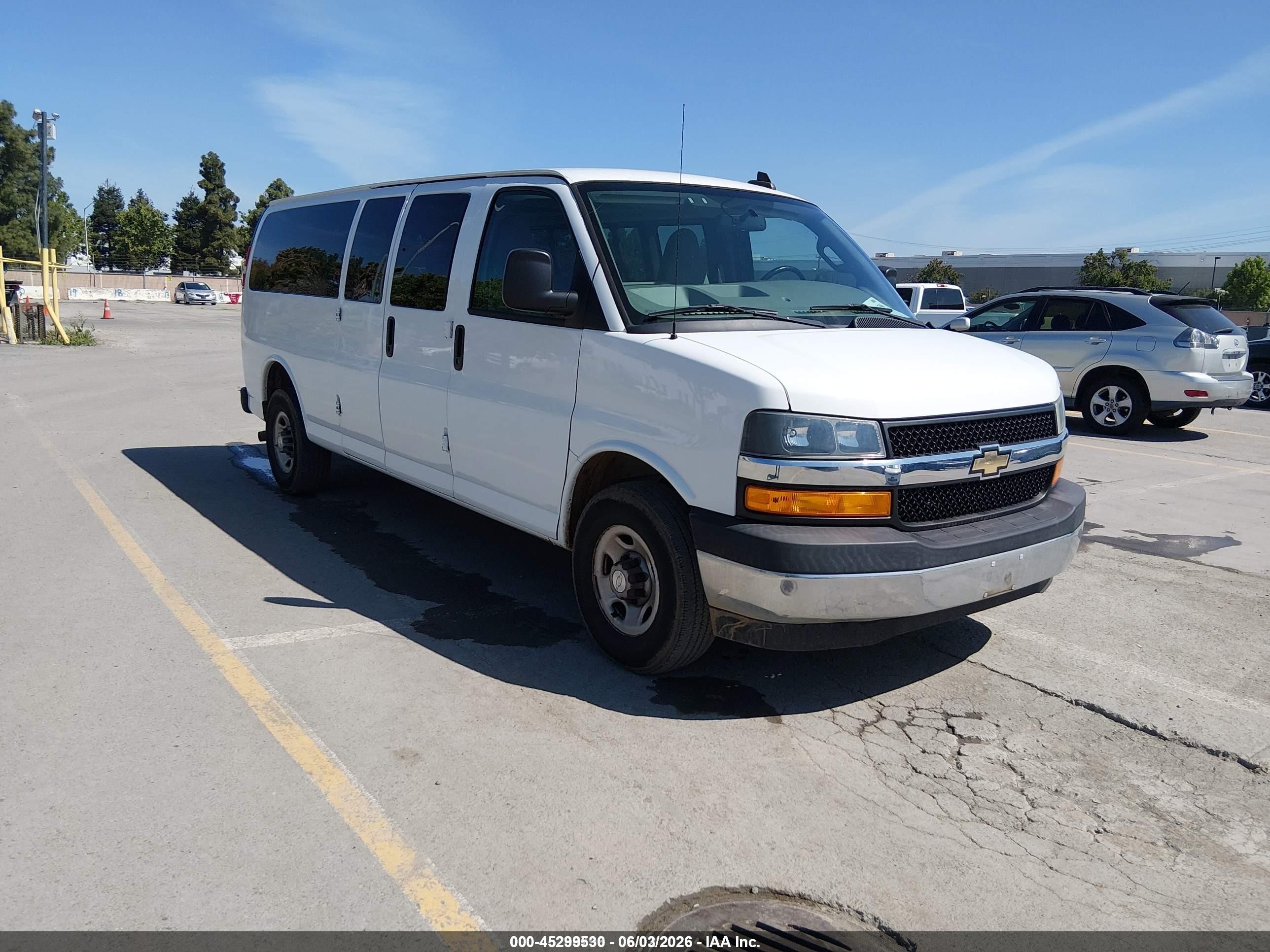 2018 Chevrolet Express Passenger LT, VIN 1GAZGPFG4J1337629 — Normal wear