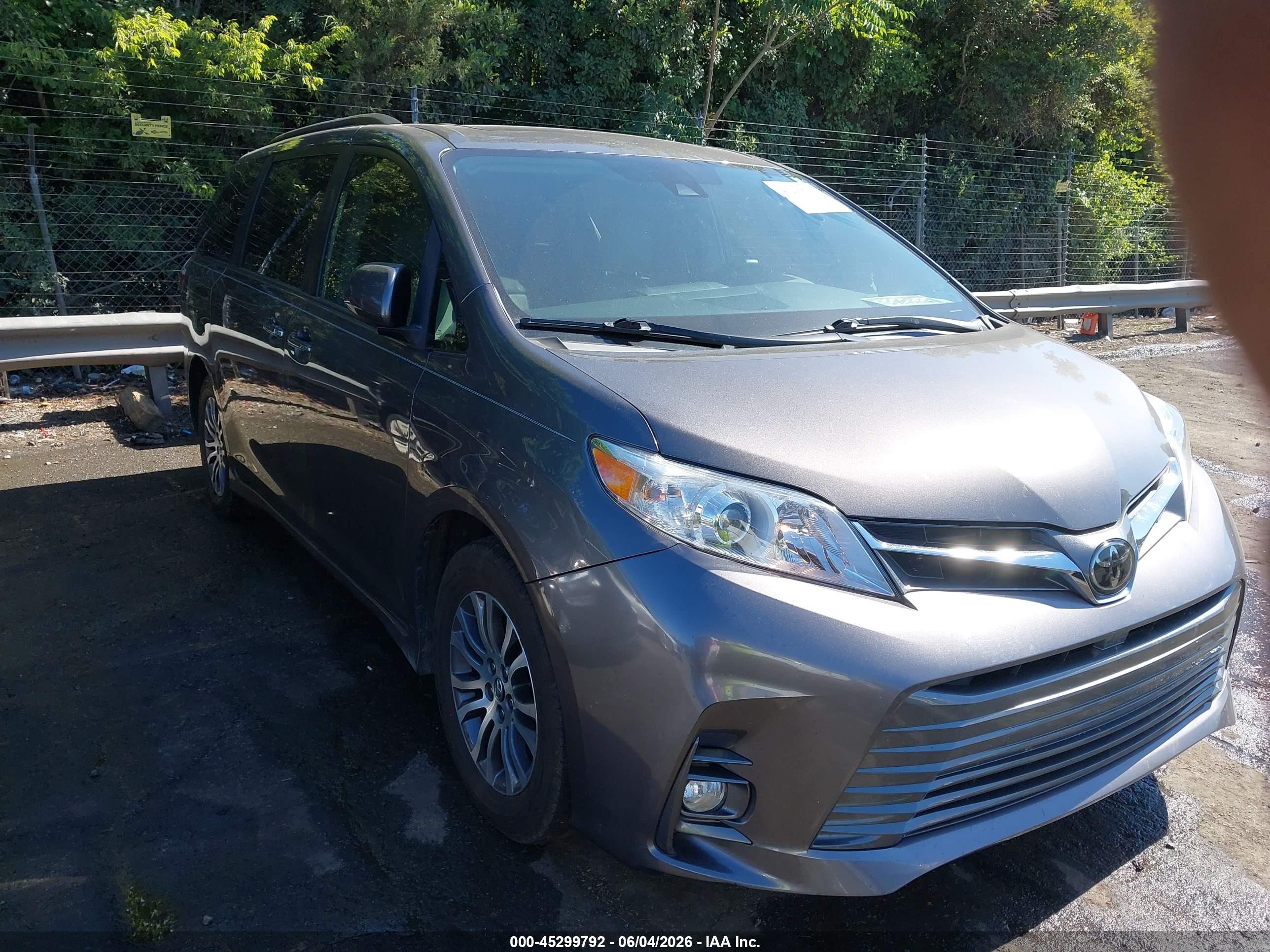 2018 Toyota Sienna XLE, VIN 5TDYZ3DC4JS933865 — Side