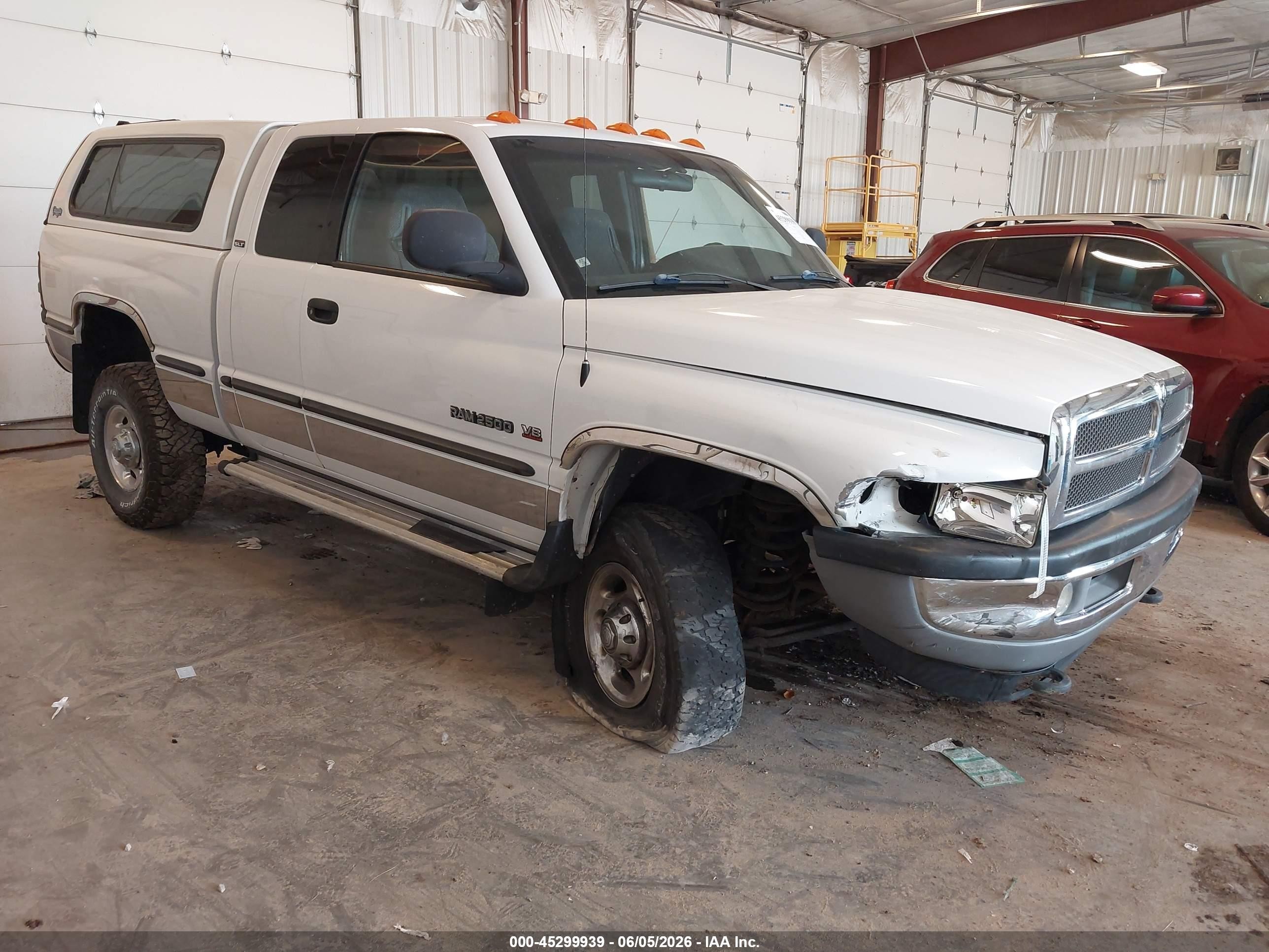 2000 Dodge 2500, VIN 3B7KF23Z7YG158209 — Перед