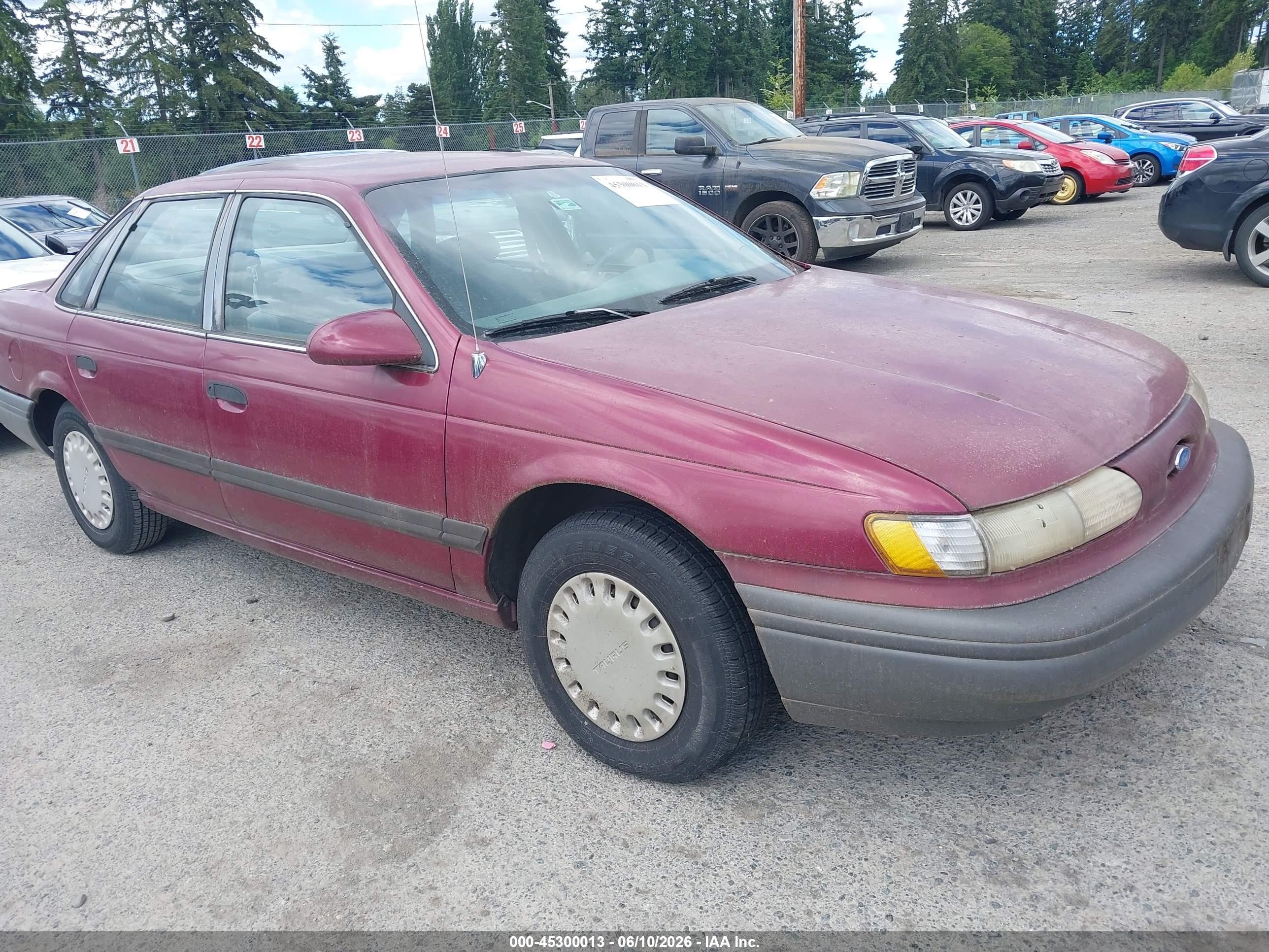 1992 Ford Taurus, VIN 1FACP50U9NG277095 — Normal wear