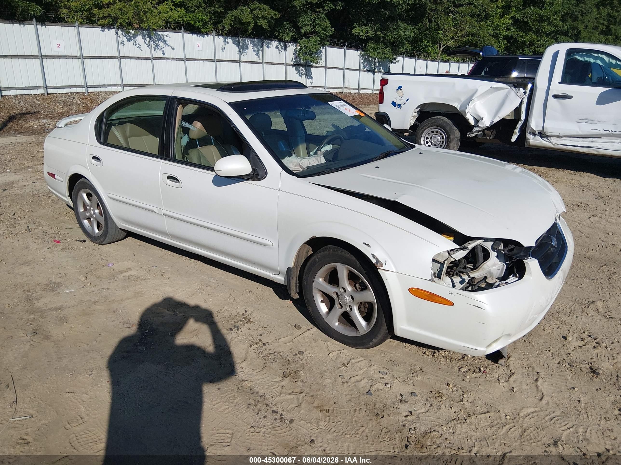 2001 Nissan Maxima GLE, VIN JN1CA31DX1T816309 — Перед