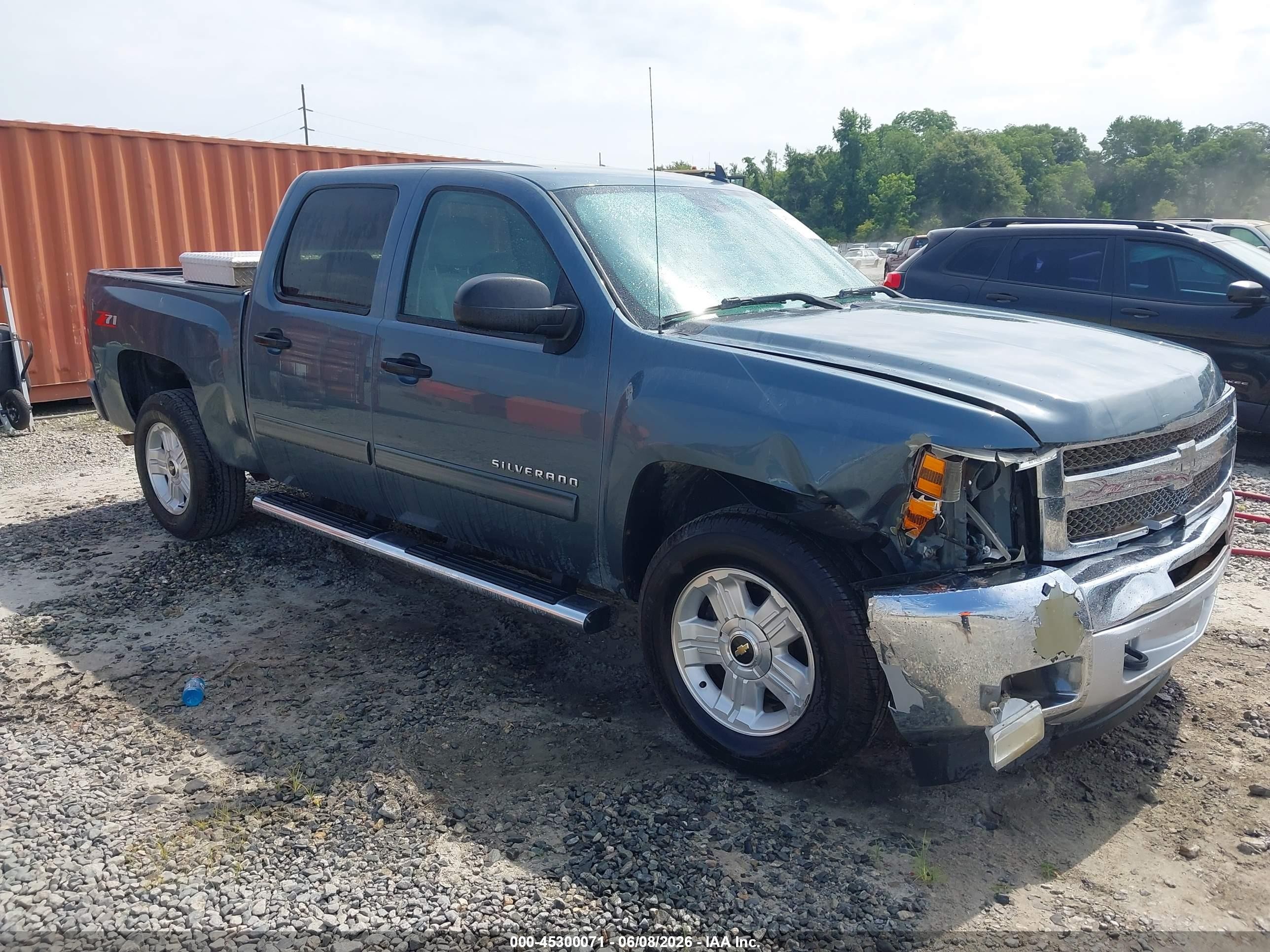 2013 Chevrolet Silverado 1500 LT, VIN 3GCPCSE03DG287958 — Front end