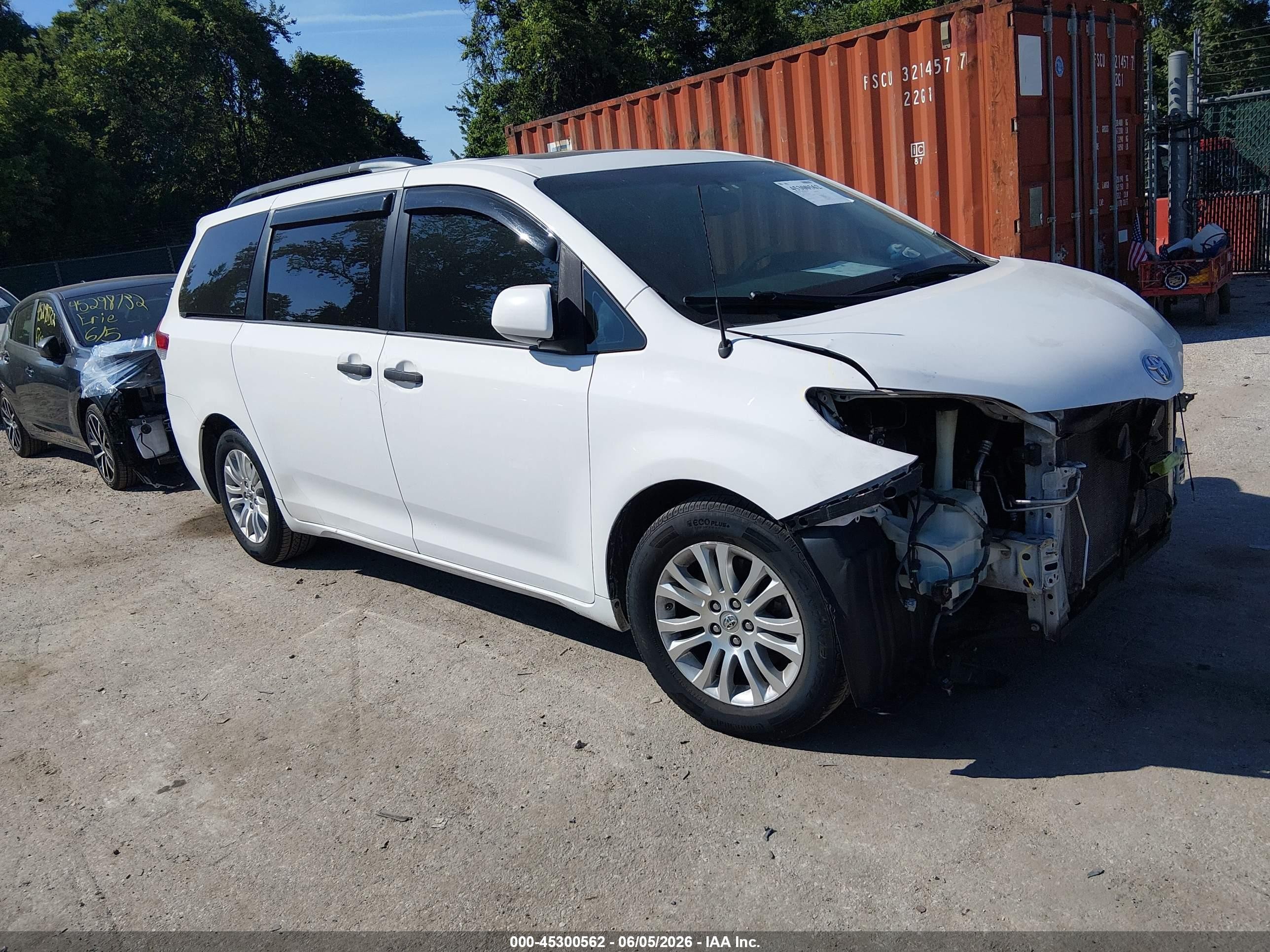 2014 Toyota Sienna XLE, VIN 5TDYK3DC7ES516346 — Front end