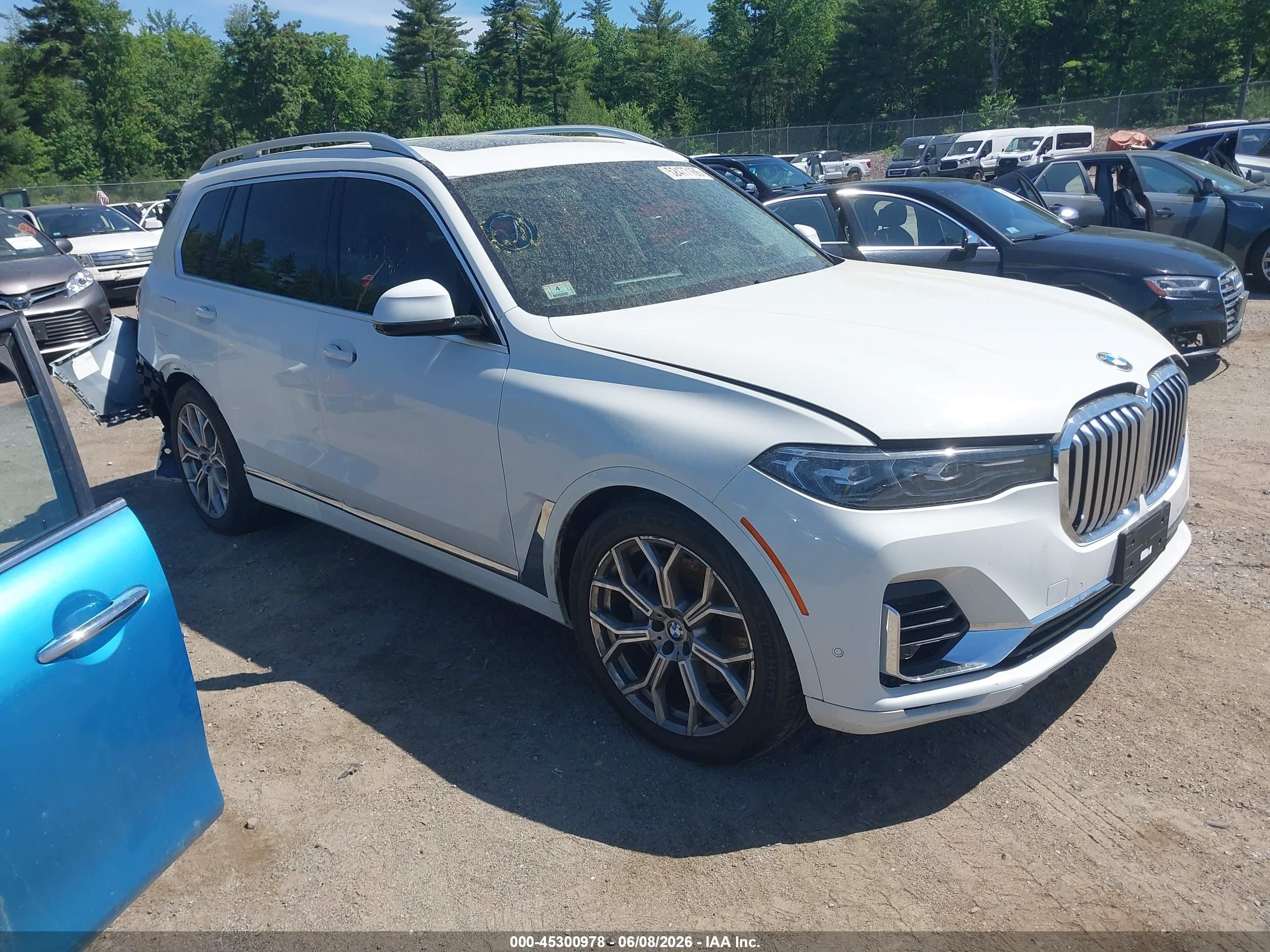 2020 BMW X7 xDrive40i, VIN 5UXCW2C03L9B99906 — Rear end