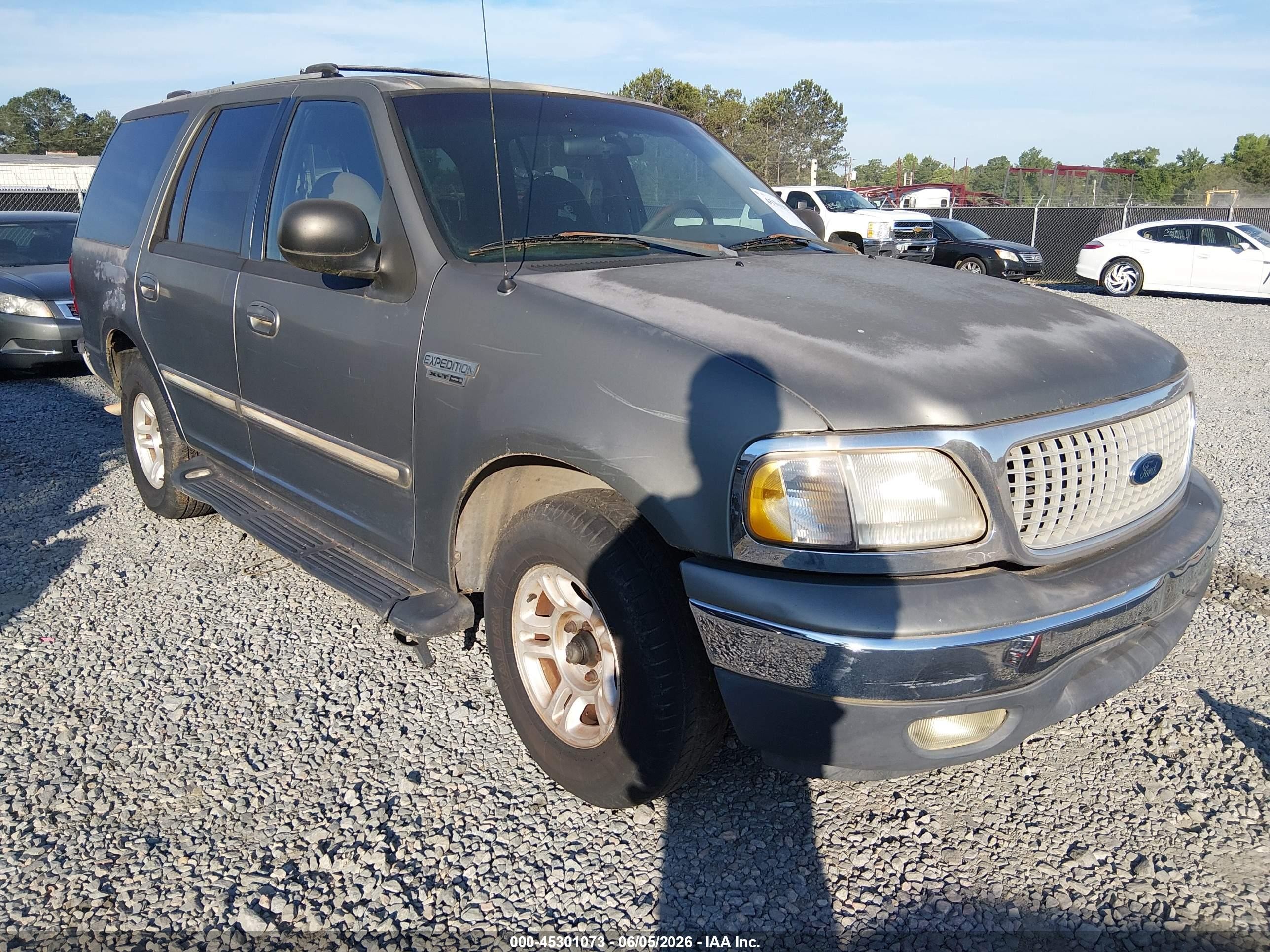 1999 Ford Expedition XLT, VIN 1FMRU1763XLB07270 — Normal wear