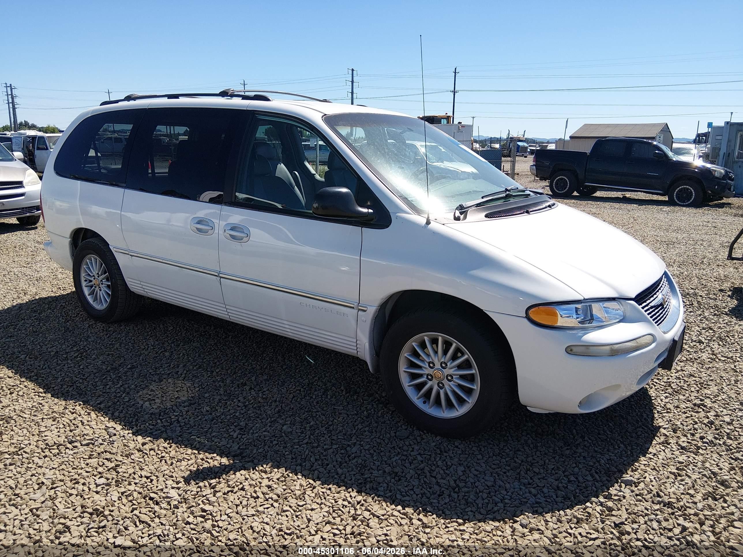2000 Chrysler Town & Country LXi, VIN 1C4GP54L4YB535697 — Side