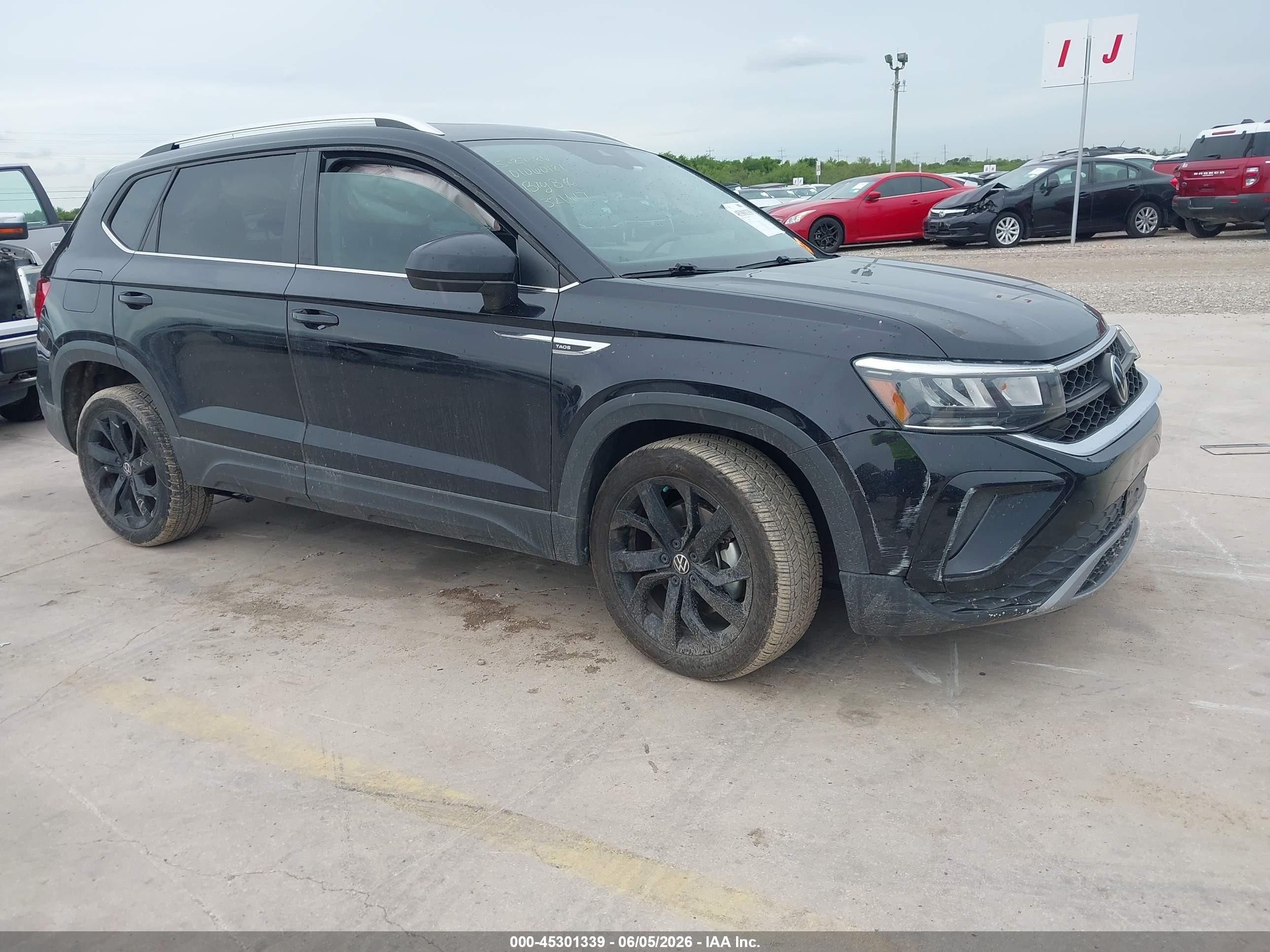 2023 Volkswagen Taos SE, VIN 3VVEX7B29PM321617 — Front end