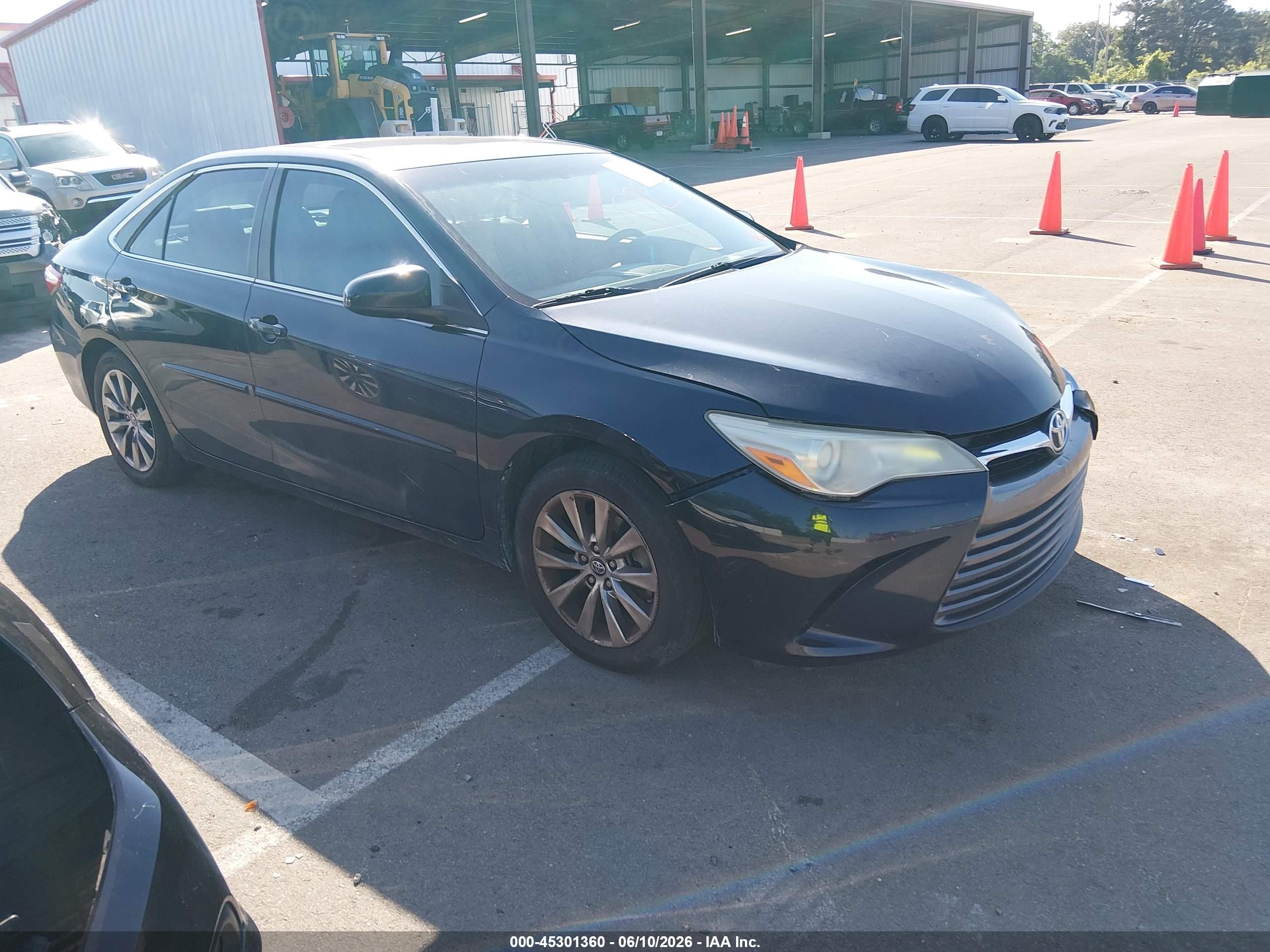 2016 Toyota Camry SE, VIN 4T1BF1FK8GU588248 — Front end