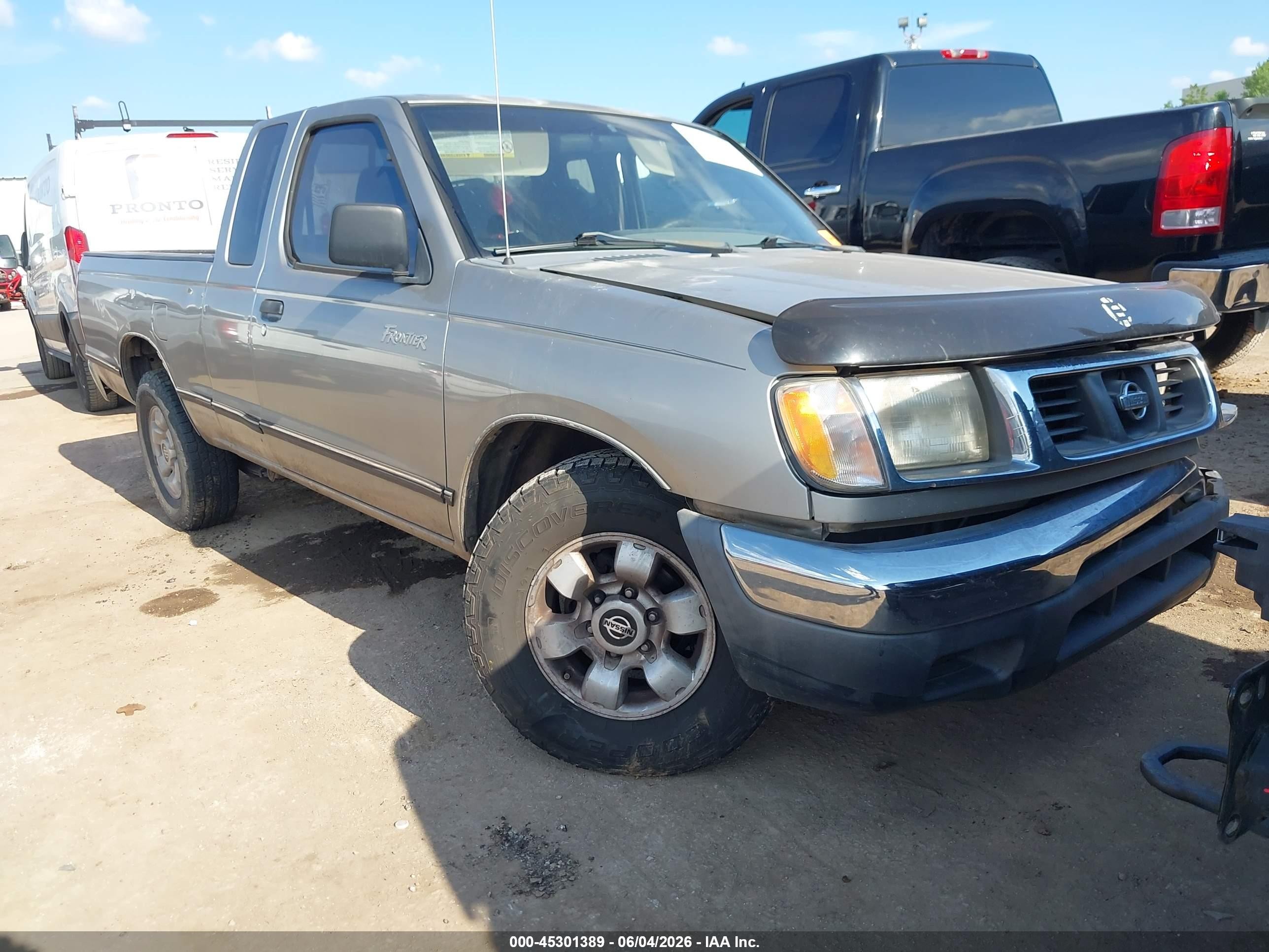 2000 Nissan Frontier XE, VIN 1N6DD26S0YC417877 — Side